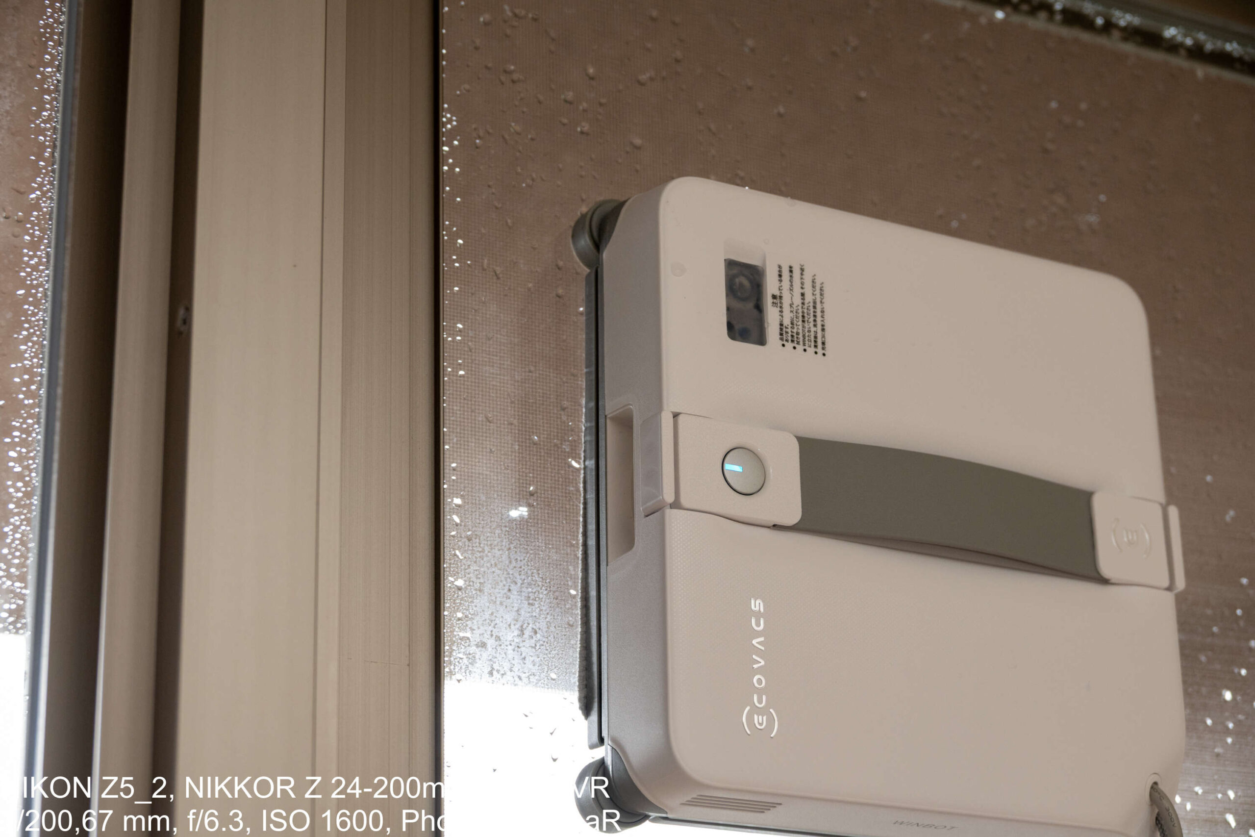 ベランダの窓を清掃するECOVACS WINBOT mini 2