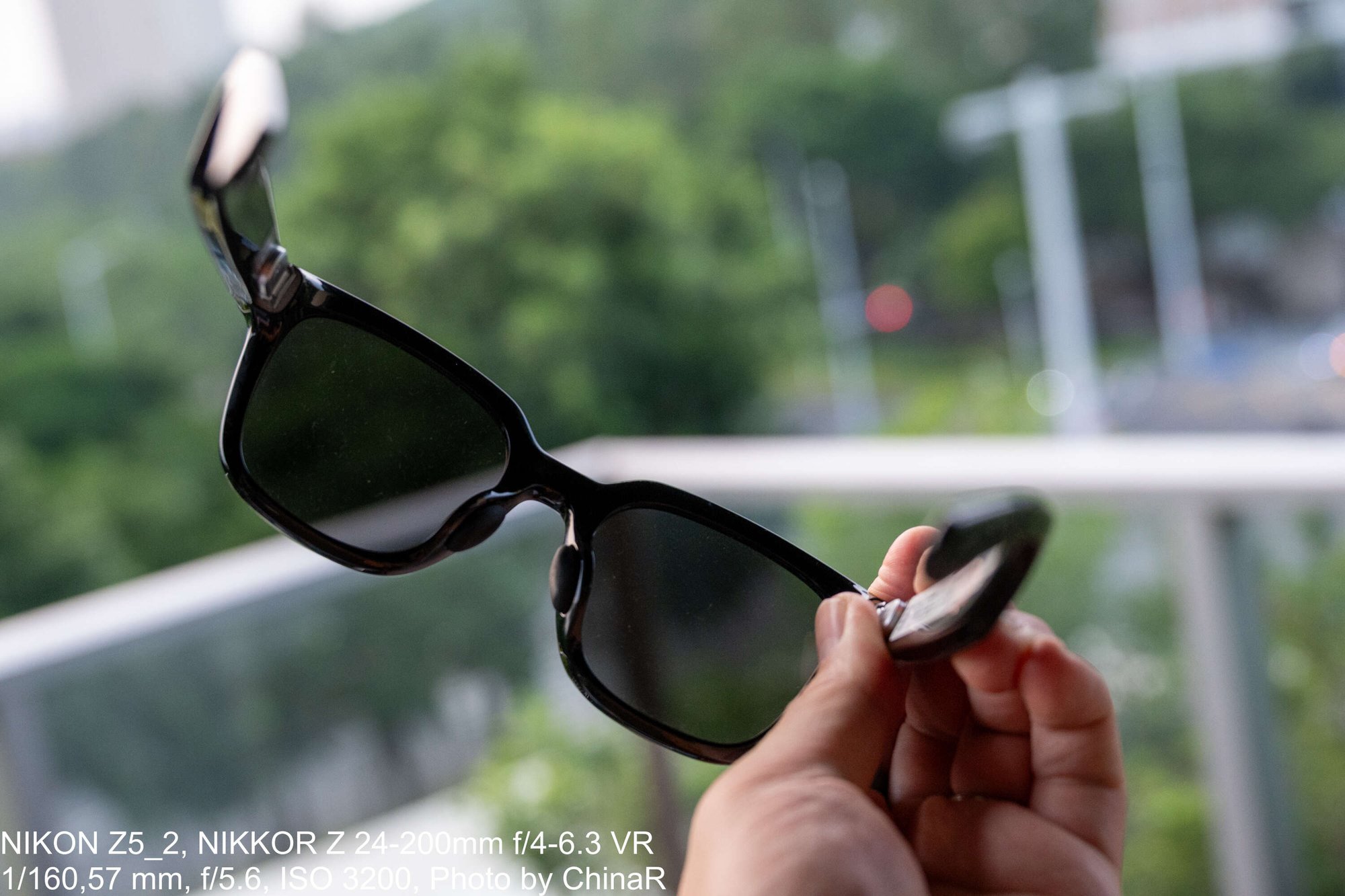 テンプルを開いて屋外にかざしたRokid Ai Glasses Style
