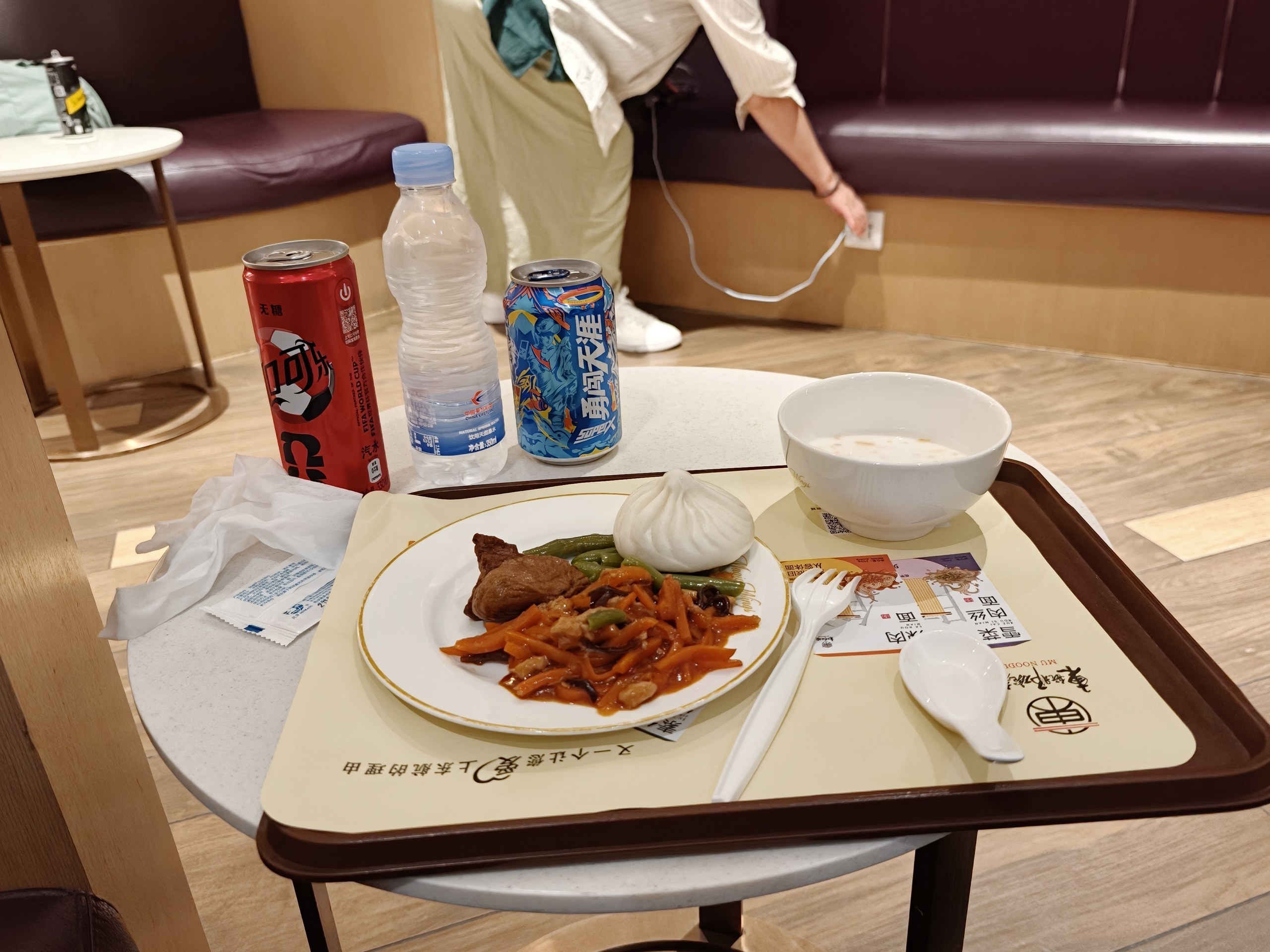 上海浦東空港の中国東方航空ラウンジの軽食とビール