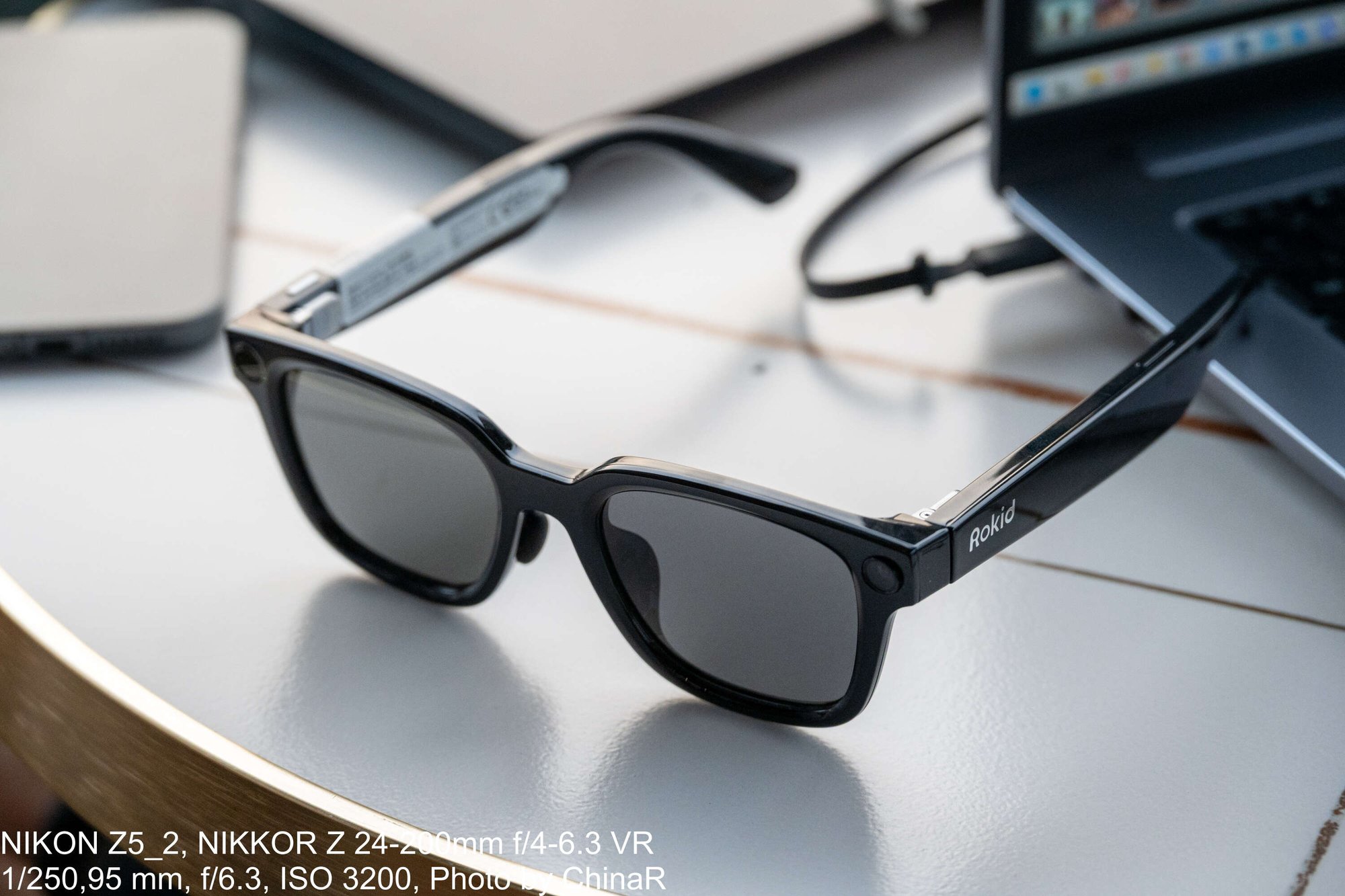 テーブルに置いたRokid Ai Glasses Style