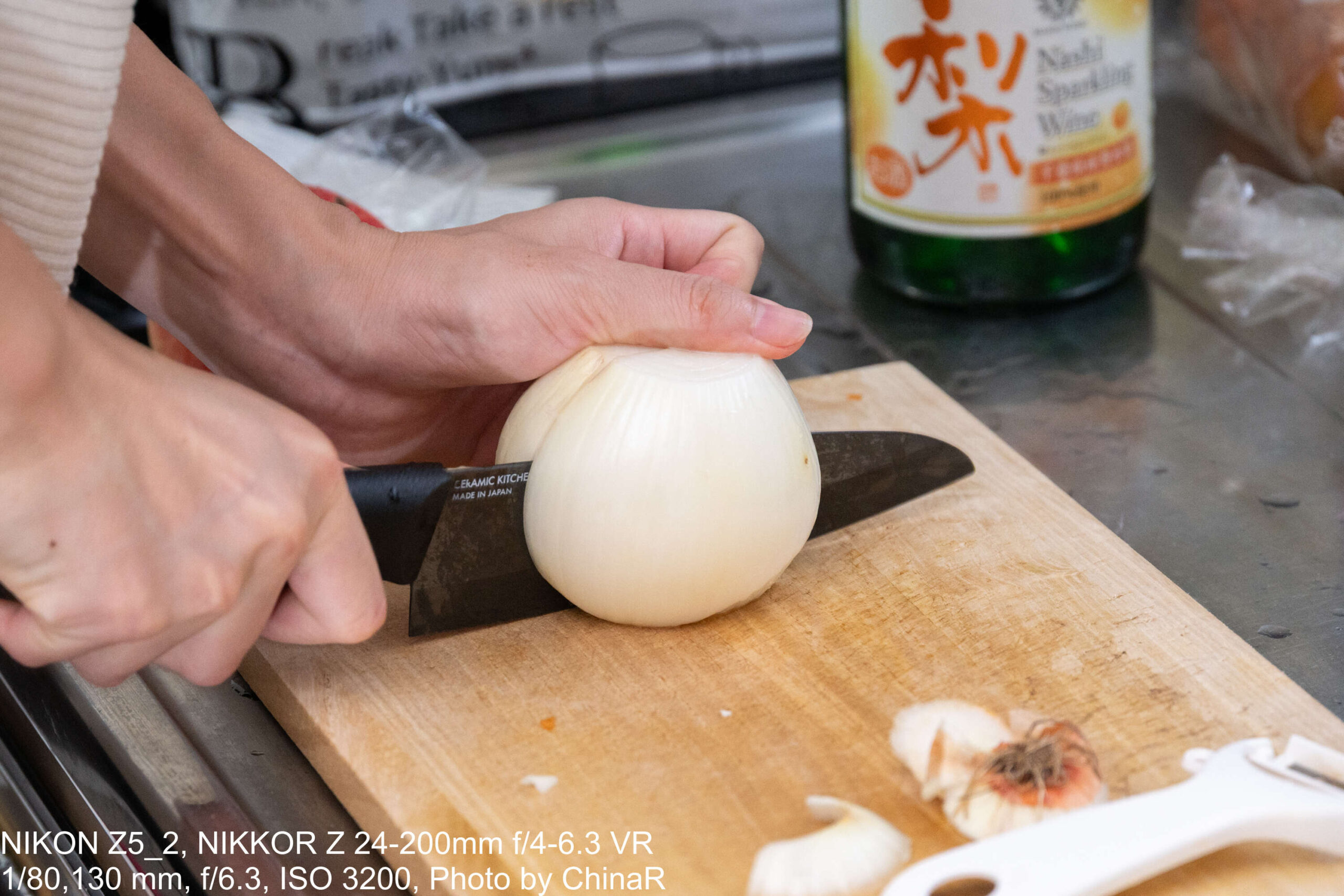 玉ねぎをカットする手元
