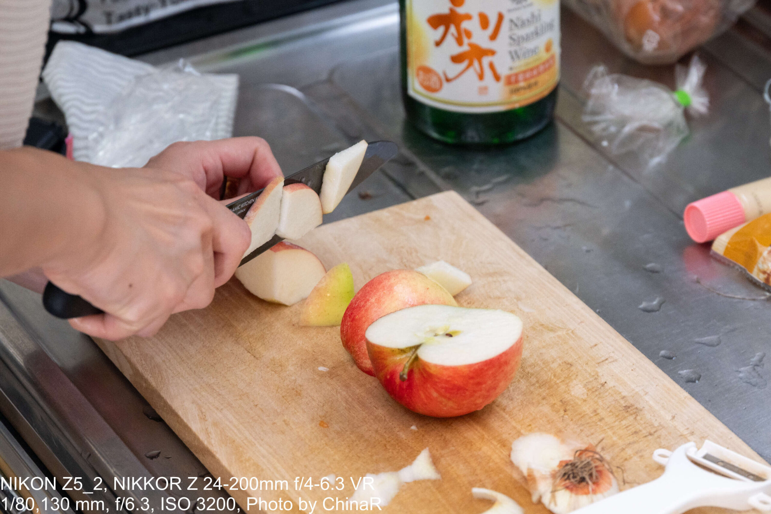 りんごをカットする手元