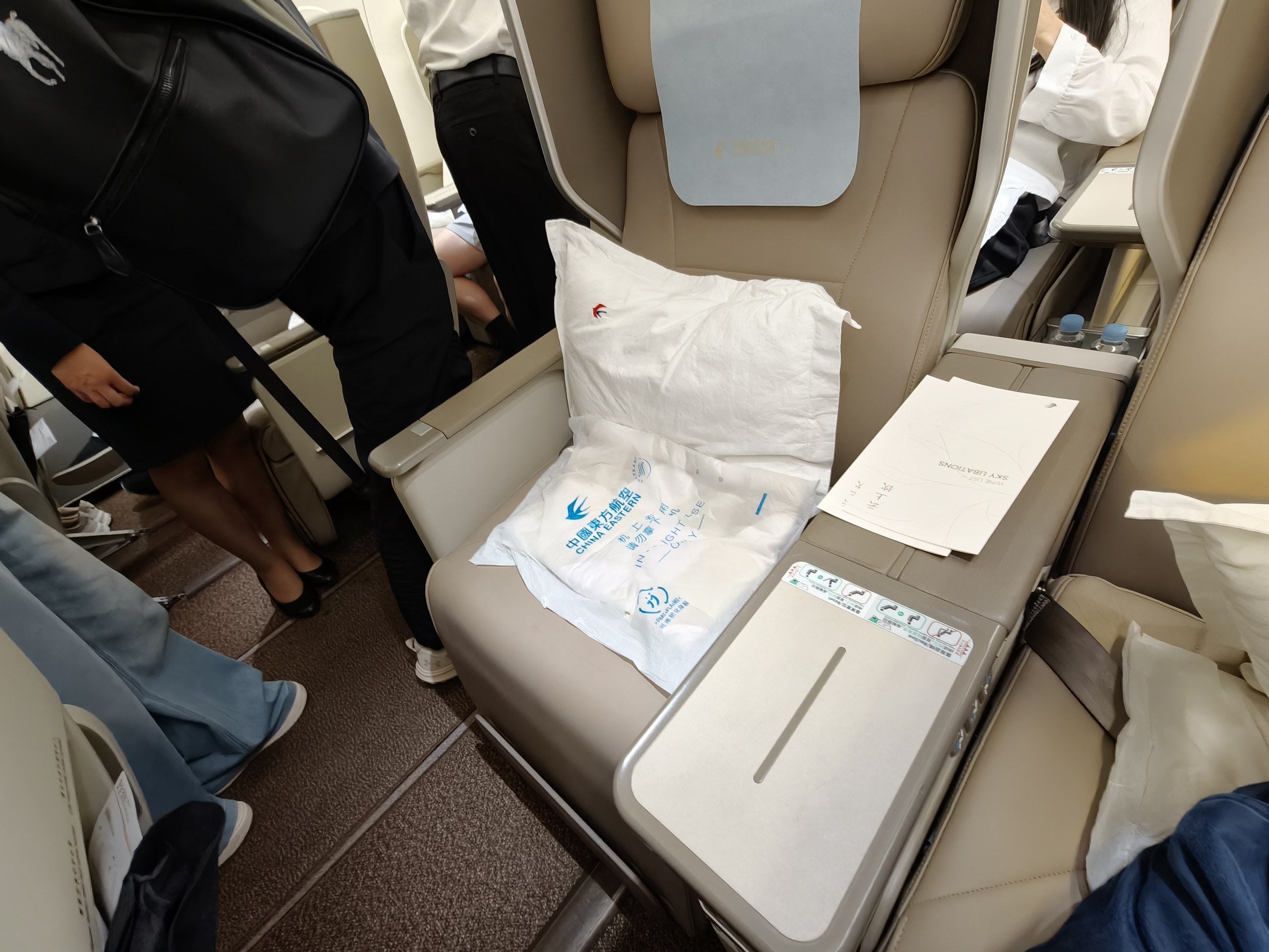 MU5359のビジネスクラス座席と枕