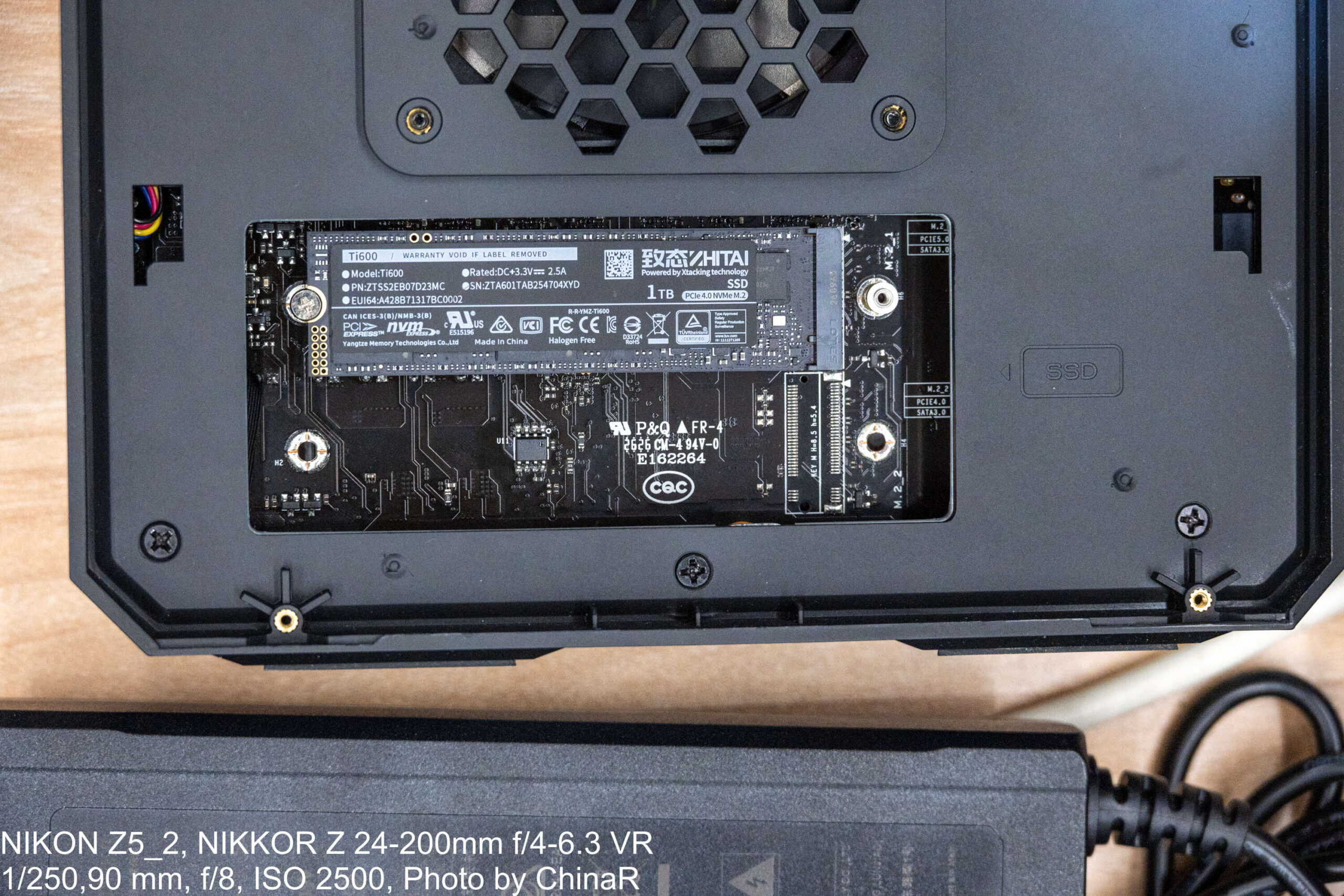 PCIe 5.0対応のM.2_1に装着されたZHITAI Ti600 1TBと、PCIe 4.0対応のM.2_2