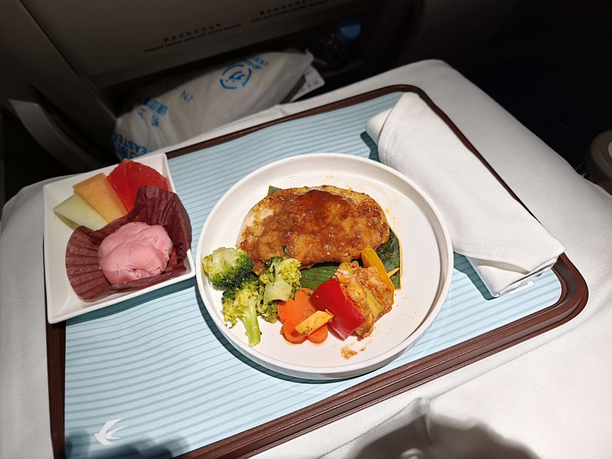 MU5359ビジネスクラスの機内食