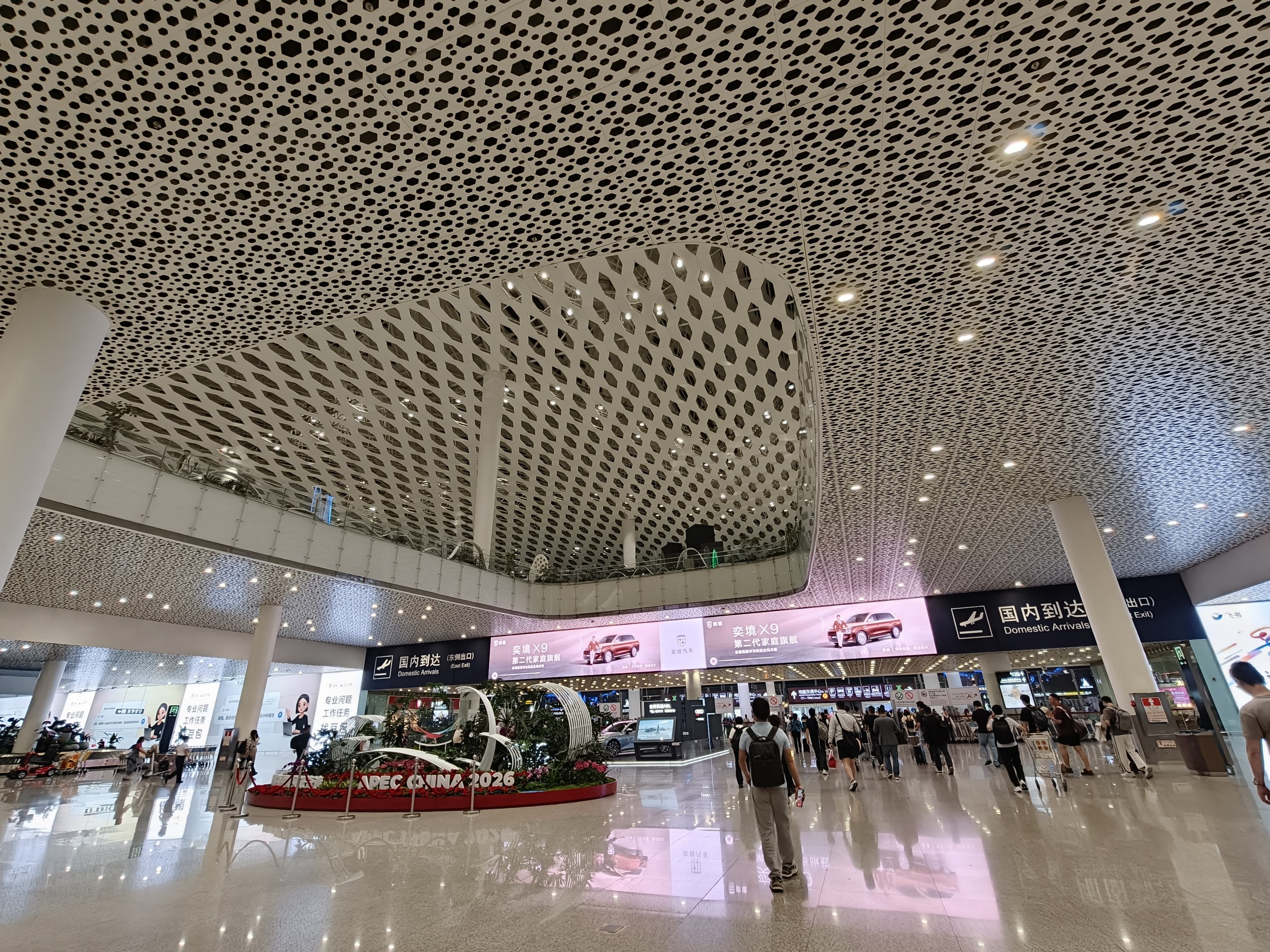 深圳宝安国際空港の蜂の巣状の天井の到着ホール