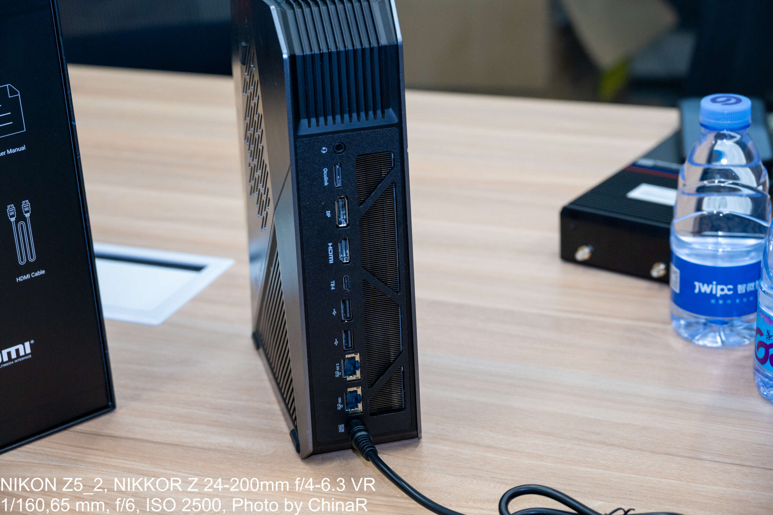 MINIX EU738-AI ULTRAの背面。OCuLink、10GBASE-T、2.5GBASE-T、Thunderbolt 4