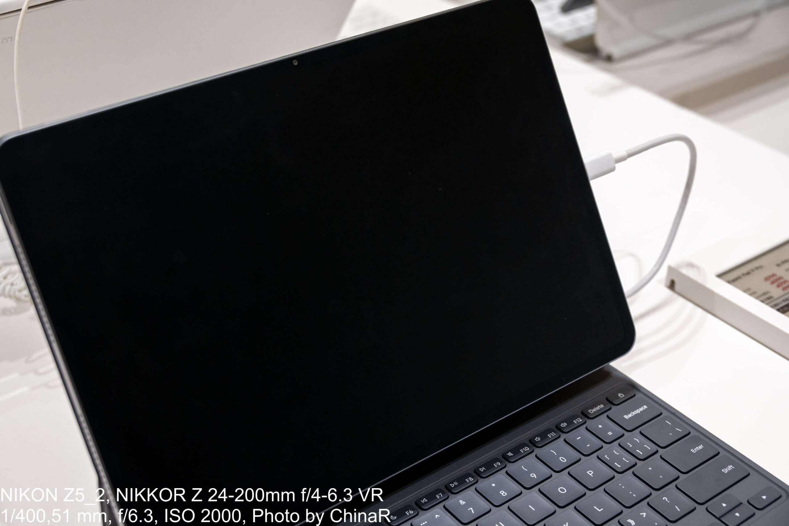 画面を消したXiaomi Pad 9 Proのマットガラス版。映り込みがほとんどない