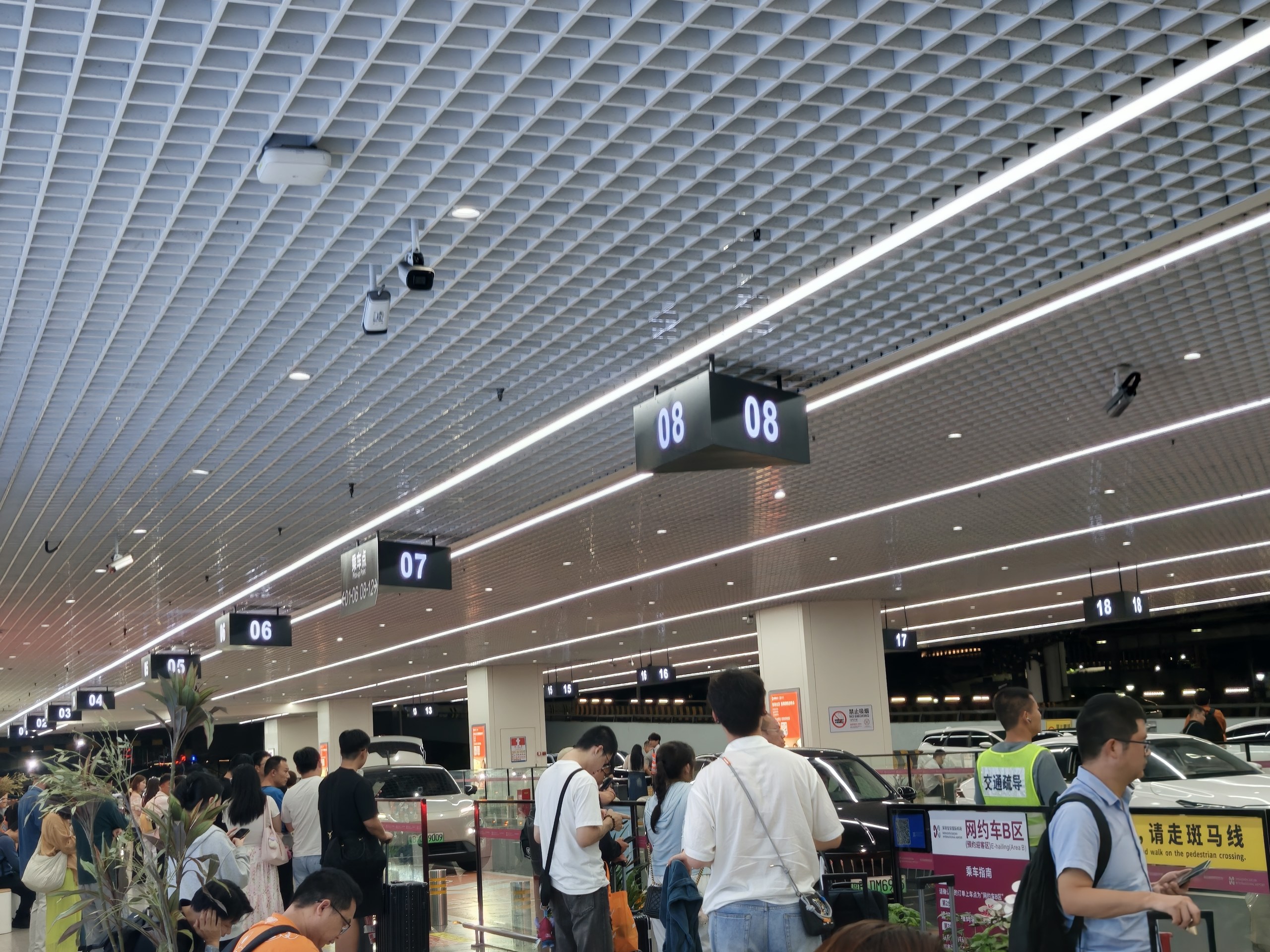 深夜の深圳宝安国際空港の配車アプリ乗り場