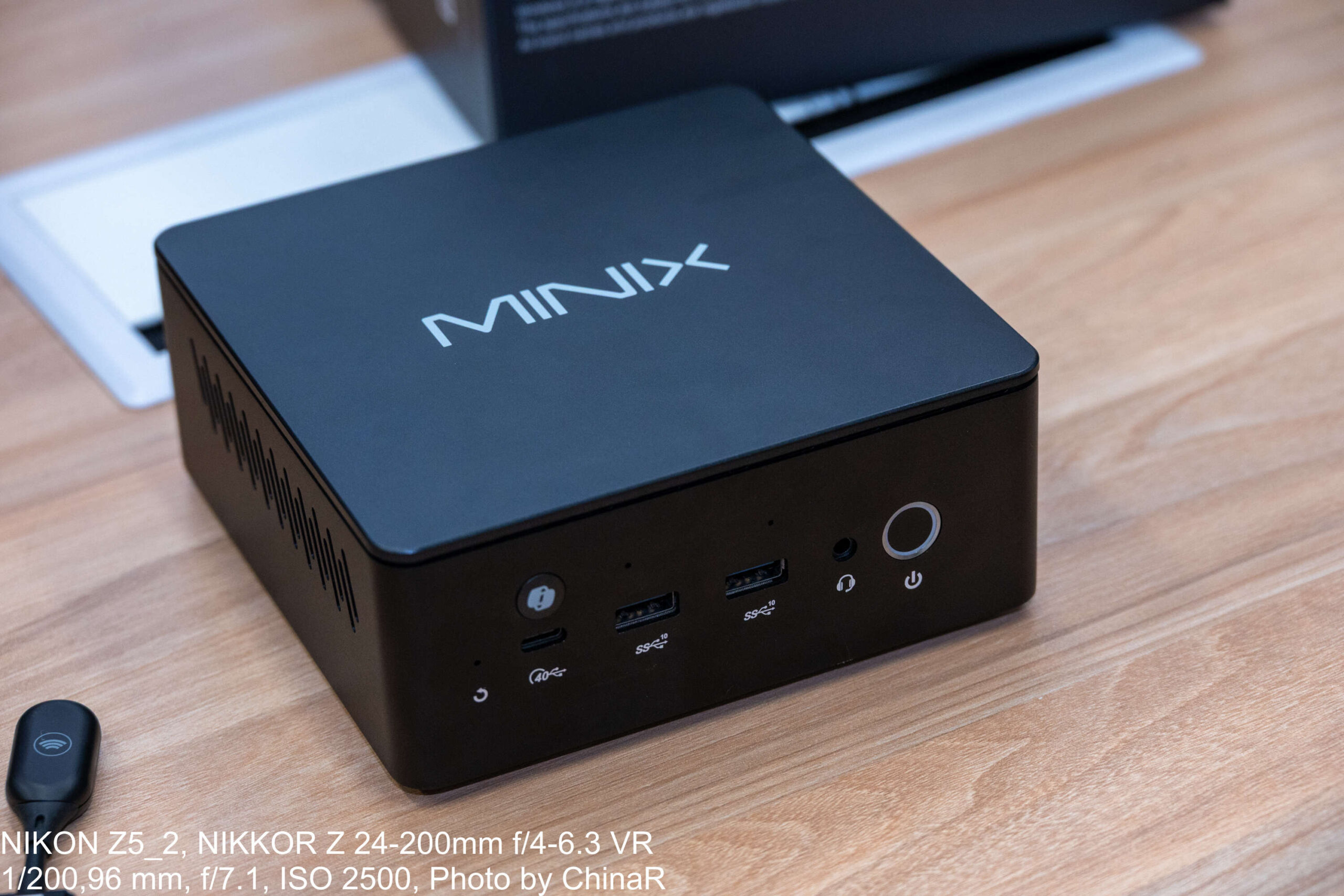 天面がフラットなMINIX ER947-AIの外観と前面インターフェース