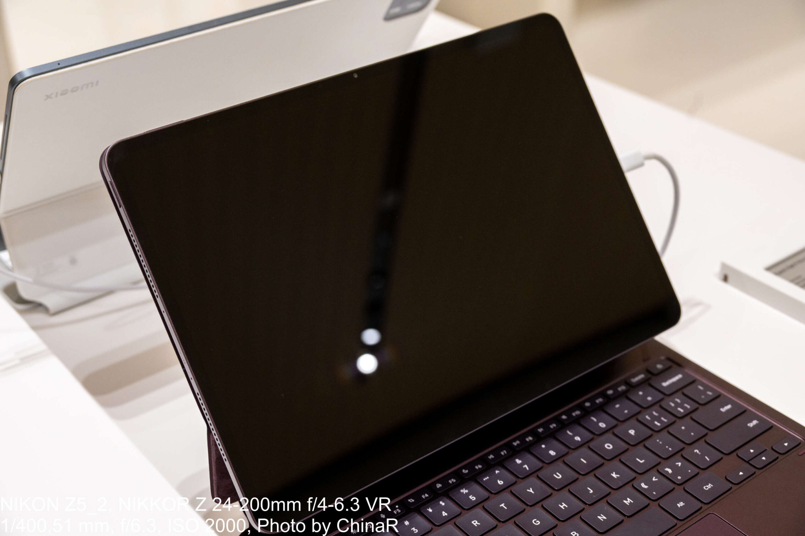 画面を消したXiaomi Pad 9 Pro Max。照明が映り込む光沢パネル