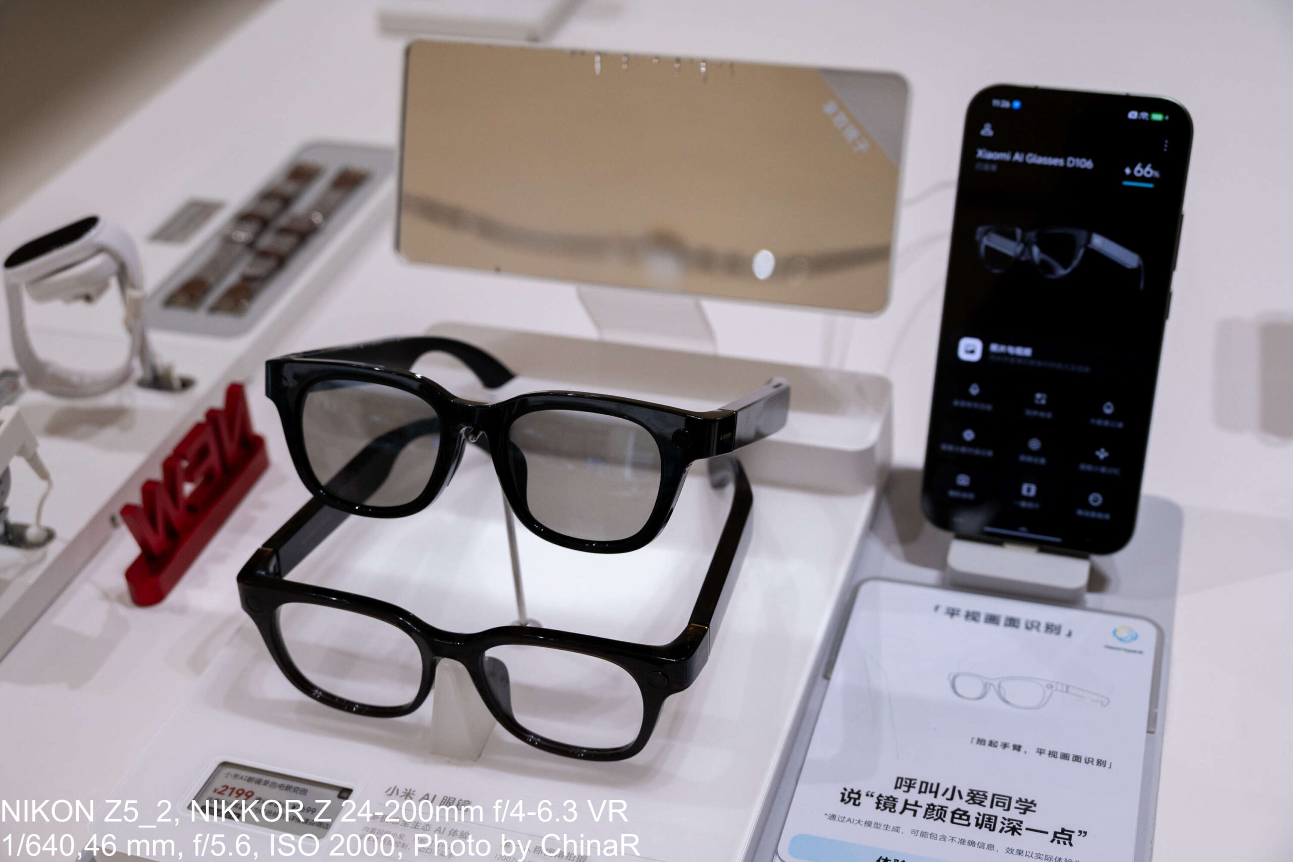 Xiaomi AI Glassesの展示とペアリング済みのスマートフォン