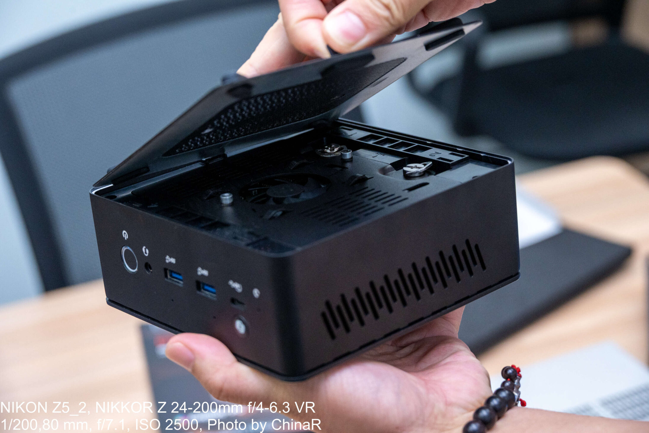 マグネットで留まるカバーを開けたMINIX ER947-AI