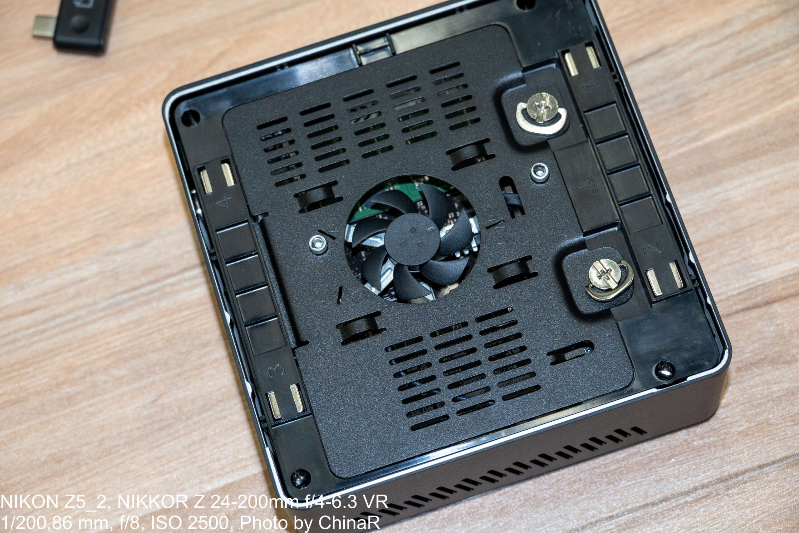 カバーを外したMINIX ER947-AIの底面。ファンと手回しネジ