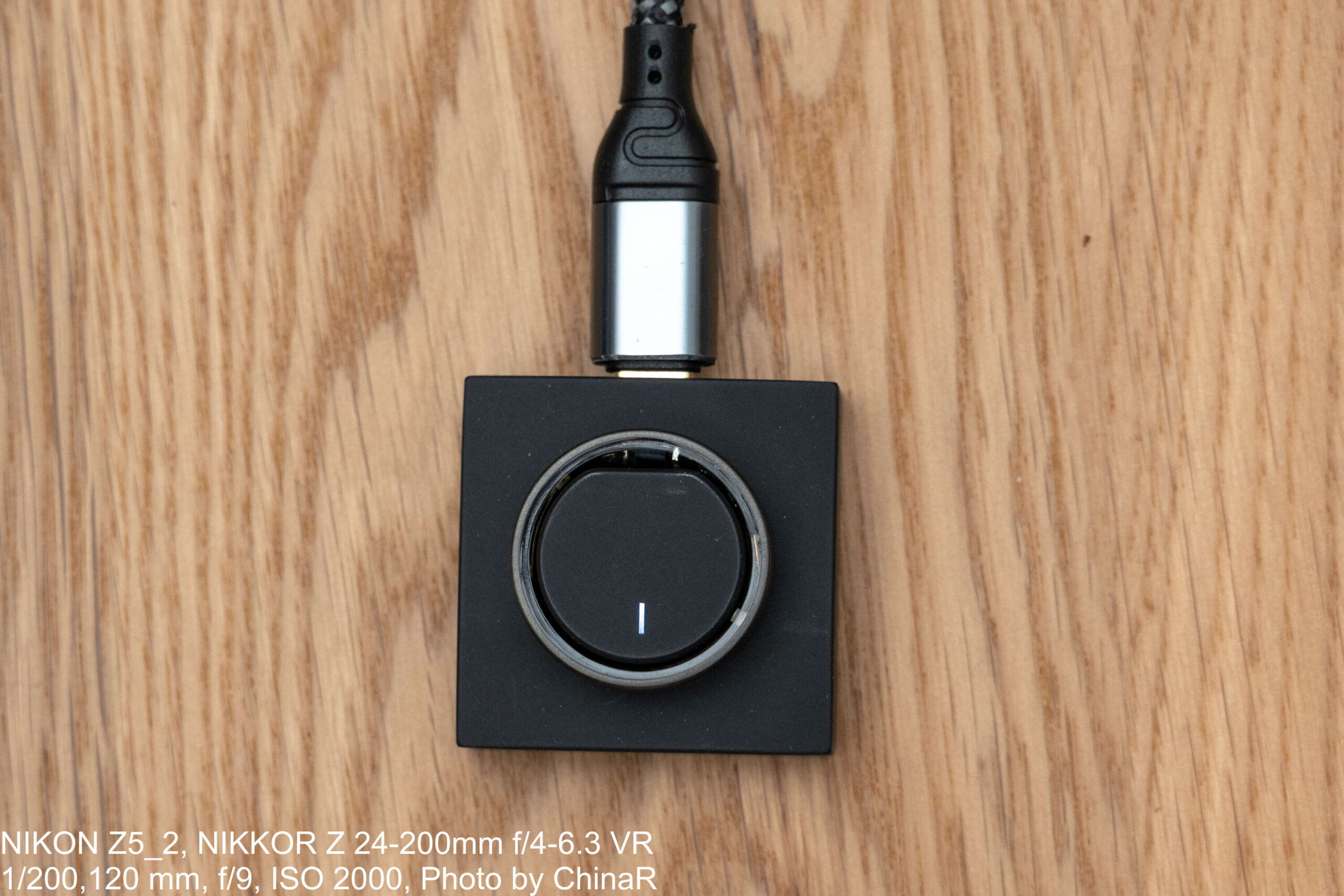 充電ドックに載せたUltrahuman Ring AIR