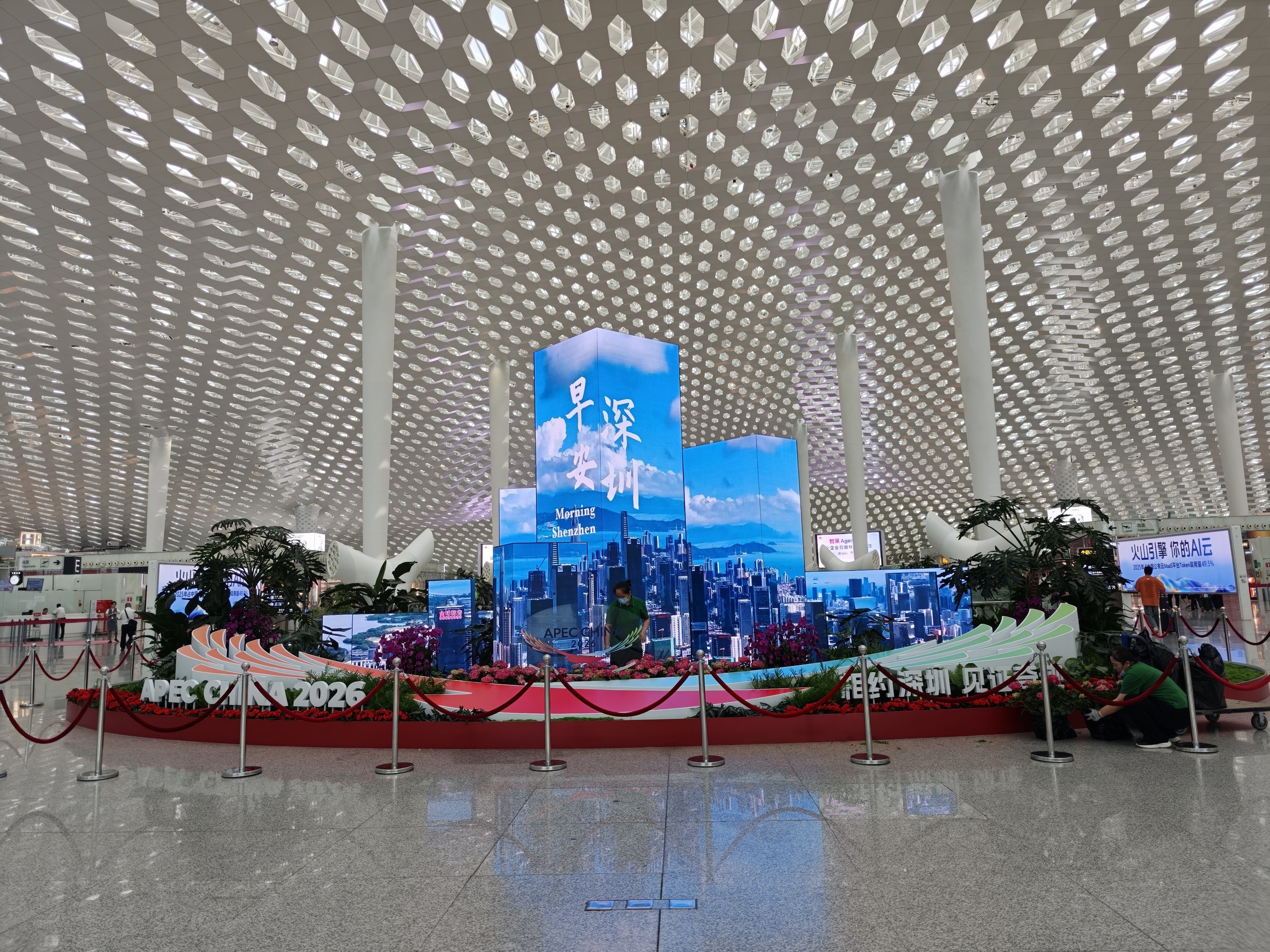 深圳宝安国際空港T3出発ロビーのLED展示