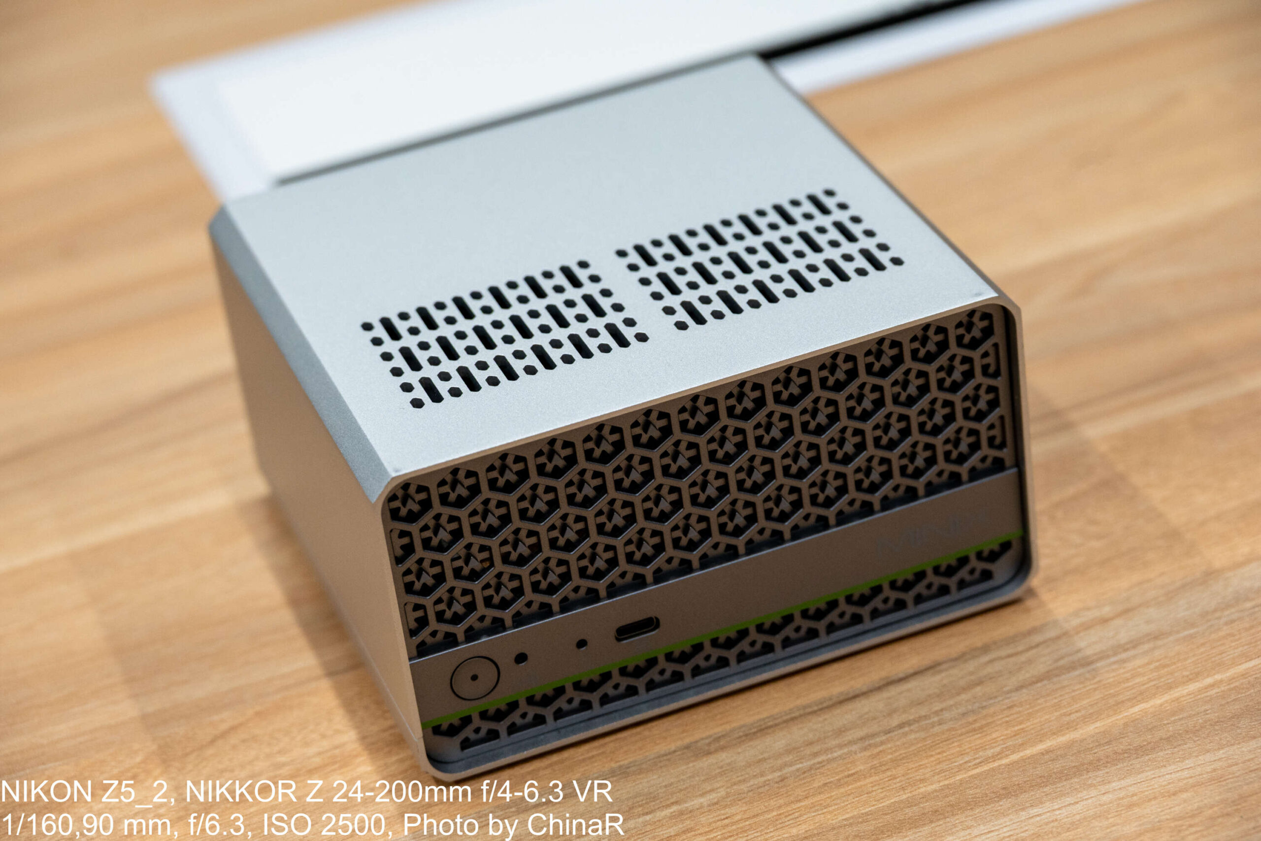 シルバーの筐体に六角ハニカムの開口を持つMINIX T5000