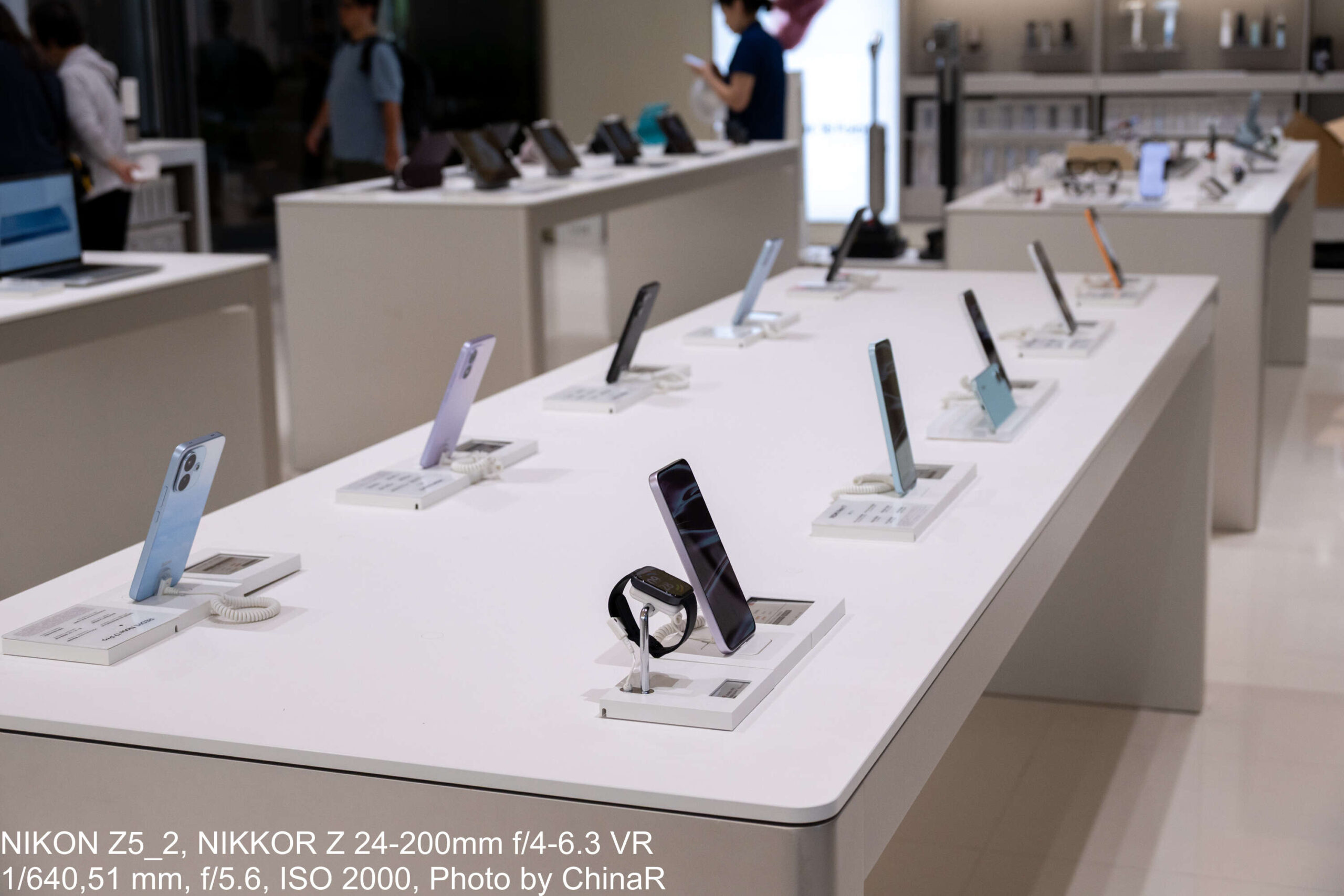 Xiaomi旗艦店のスマートフォン展示テーブル