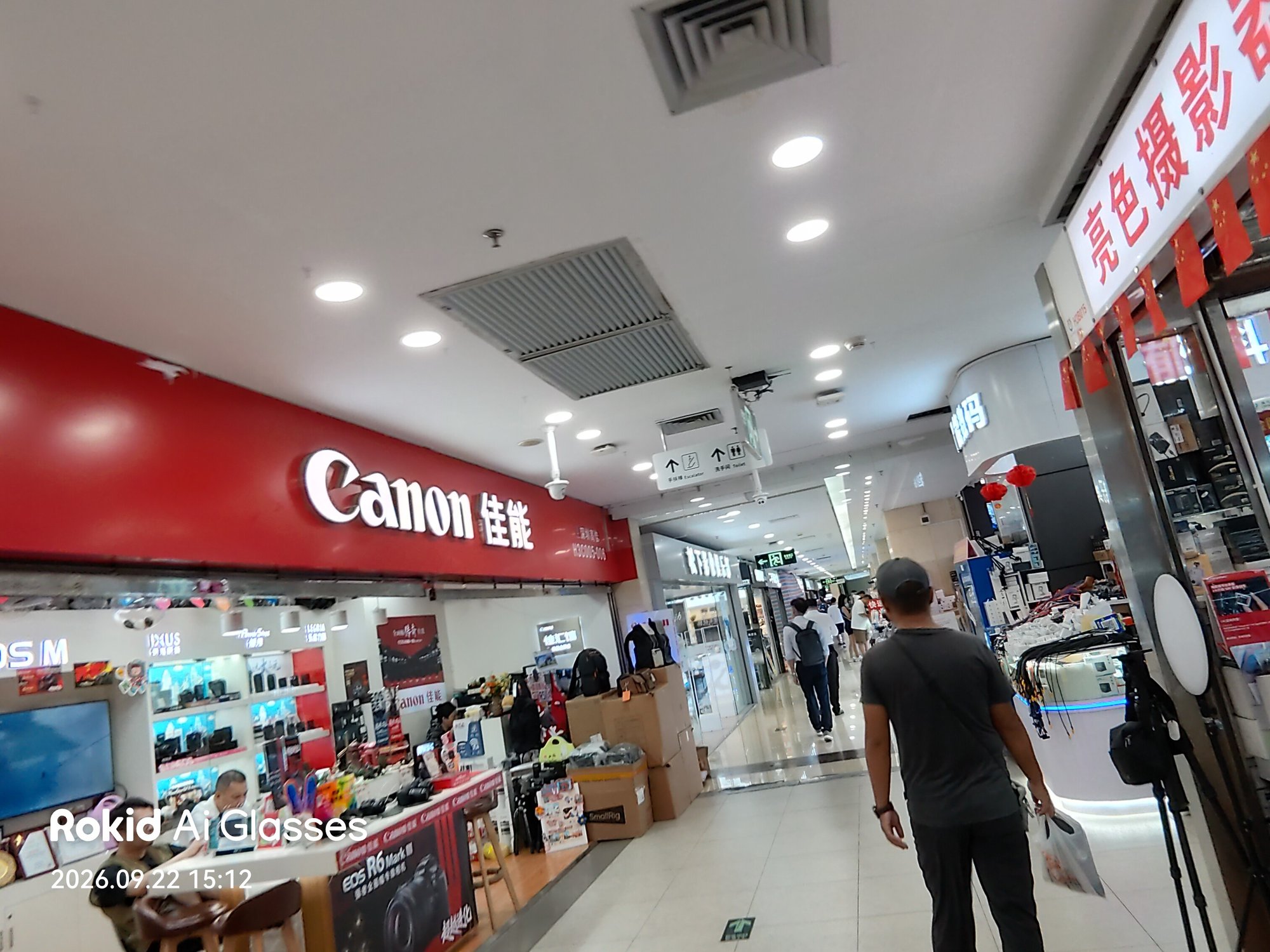Rokid Ai Glasses Styleで撮影したカメラ店の並ぶ通路