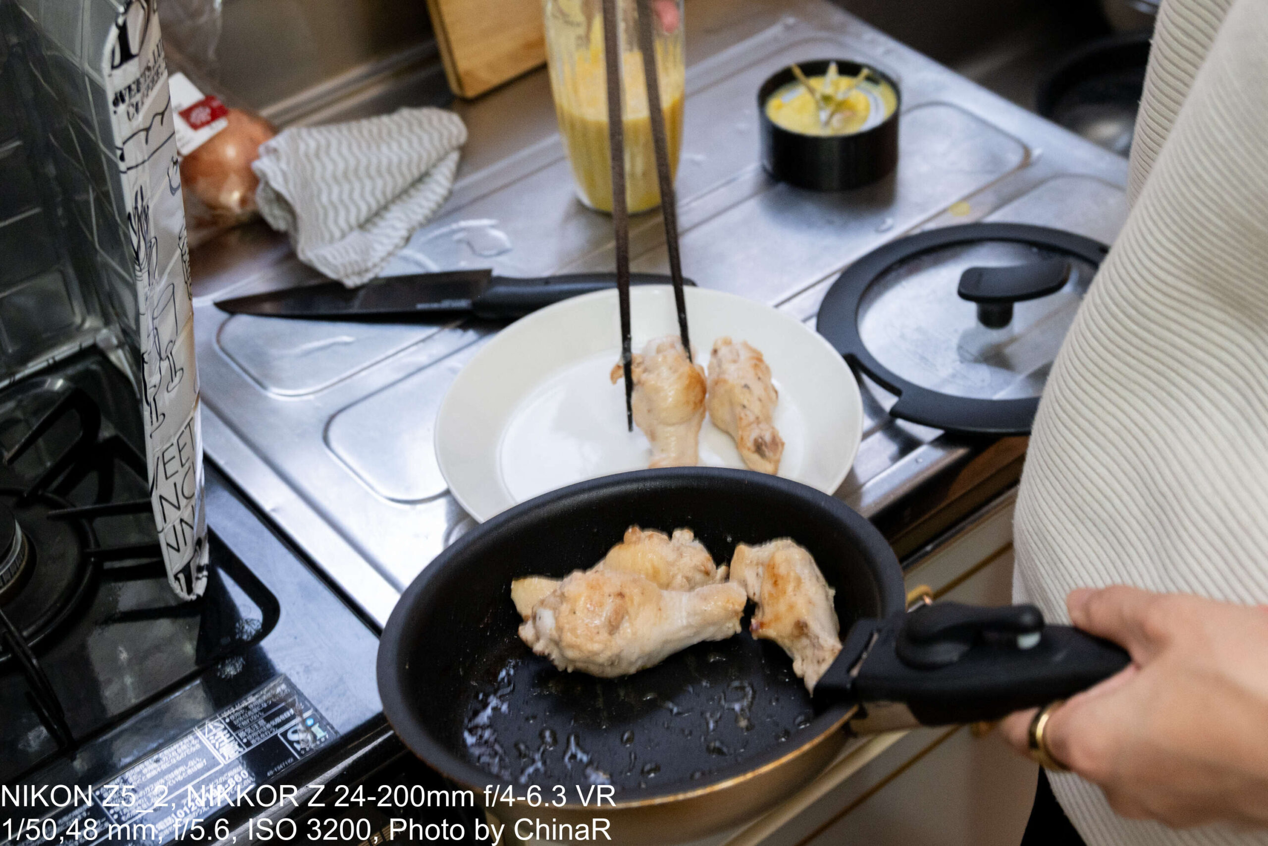 焼いた鶏肉を皿に盛り付け