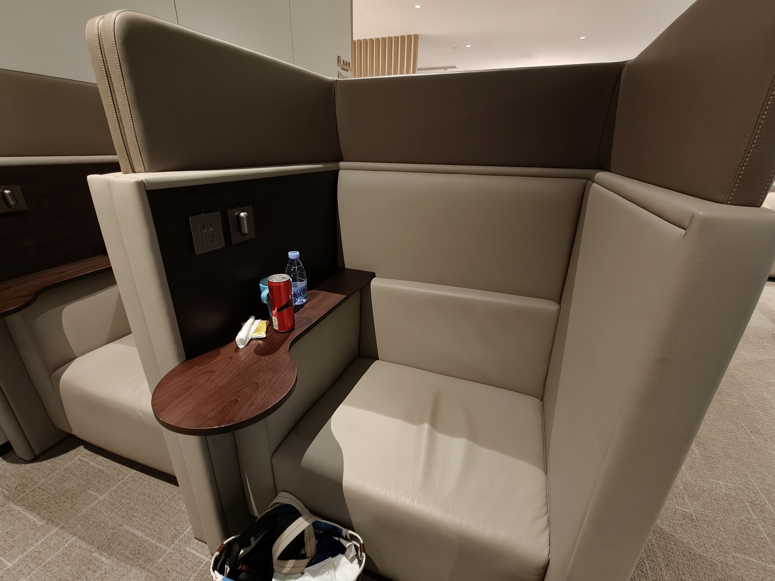 深圳宝安国際空港の国内線VIPラウンジの一人用ブース席