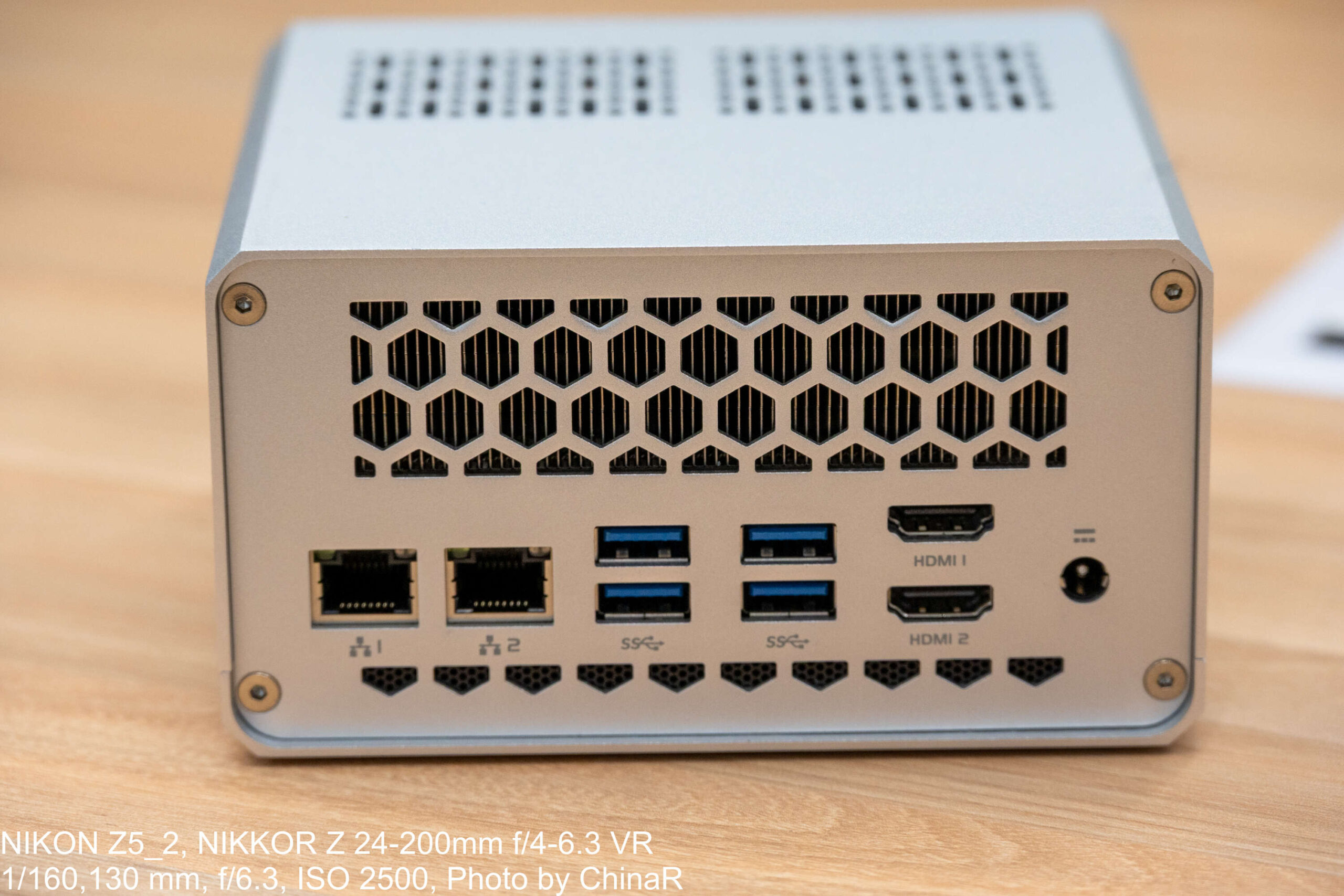 MINIX T5000の背面。10GBASE-T×2、USB-A×4、HDMI×2