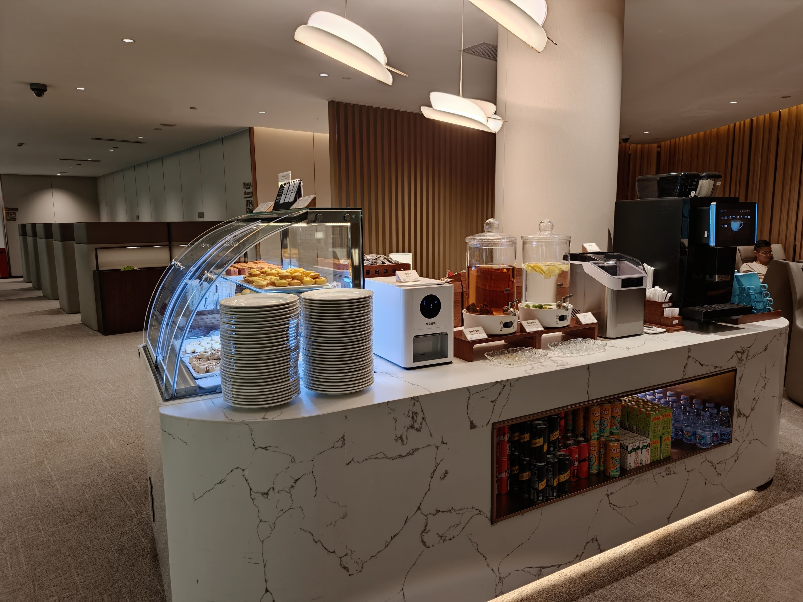 深圳宝安国際空港の国内線VIPラウンジの軽食カウンター