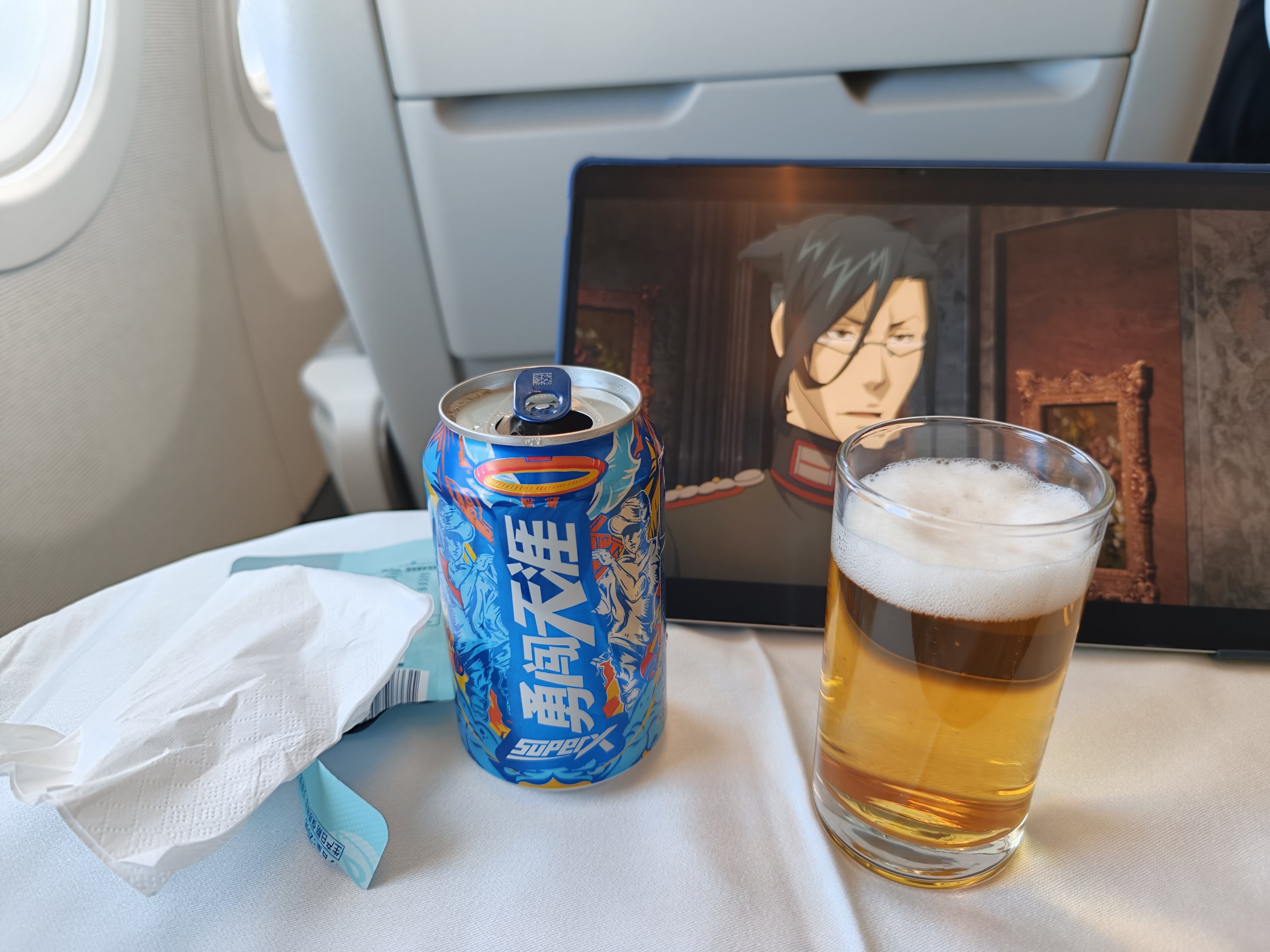 MU5338ビジネスクラスで提供された缶ビールとグラス