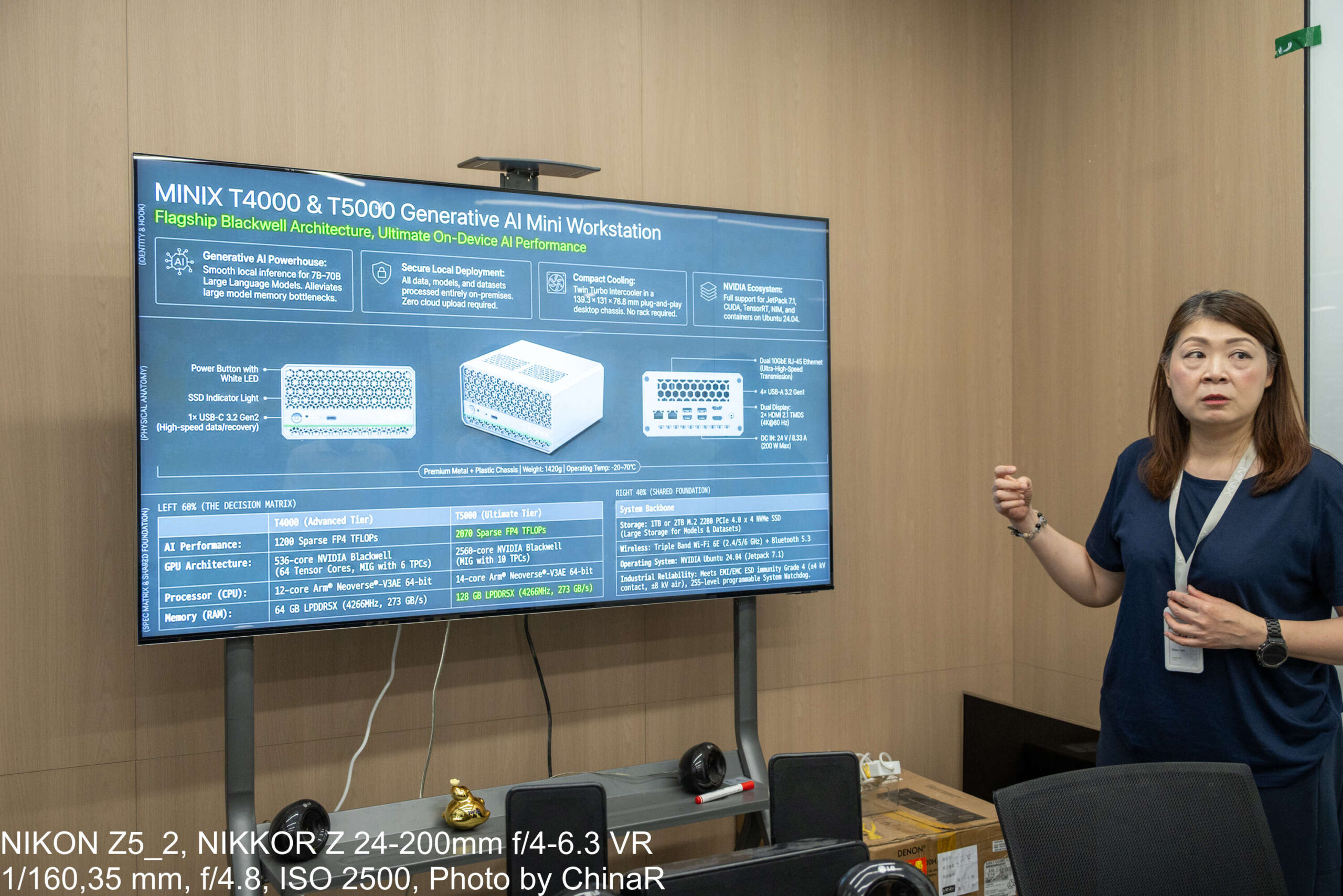 MINIX T4000/T5000のスライドを前に説明するTracy Lau氏