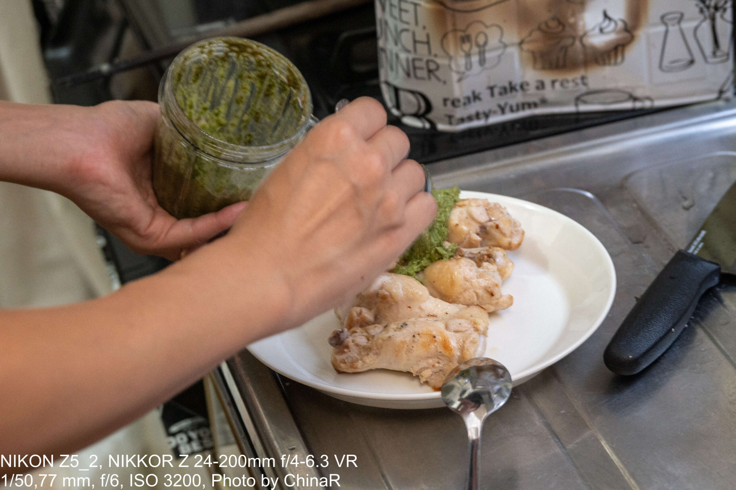 鶏肉にバジルソースを添える手元