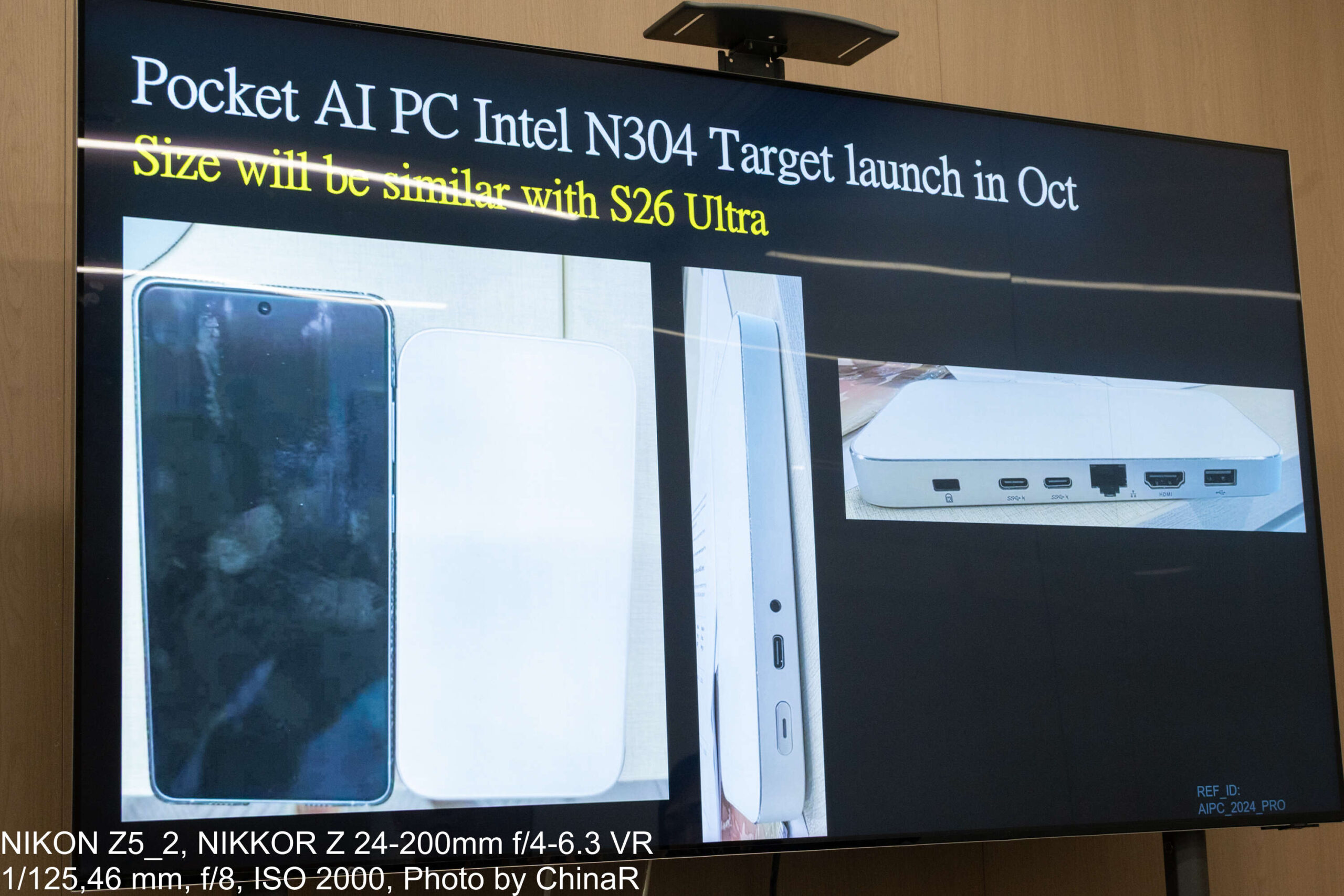 10月発売予定のPocket AI PCのスライド。スマートフォンとのサイズ比較
