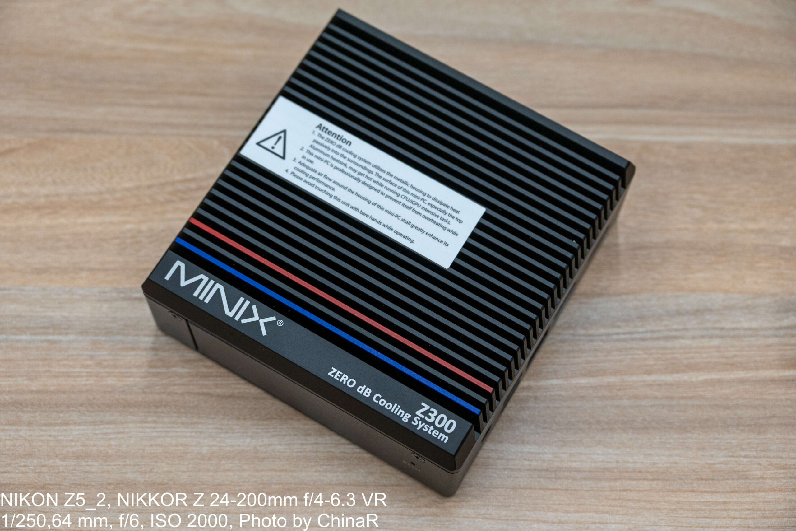 放熱フィンを備えたファンレスミニPC MINIX Z300-0dB