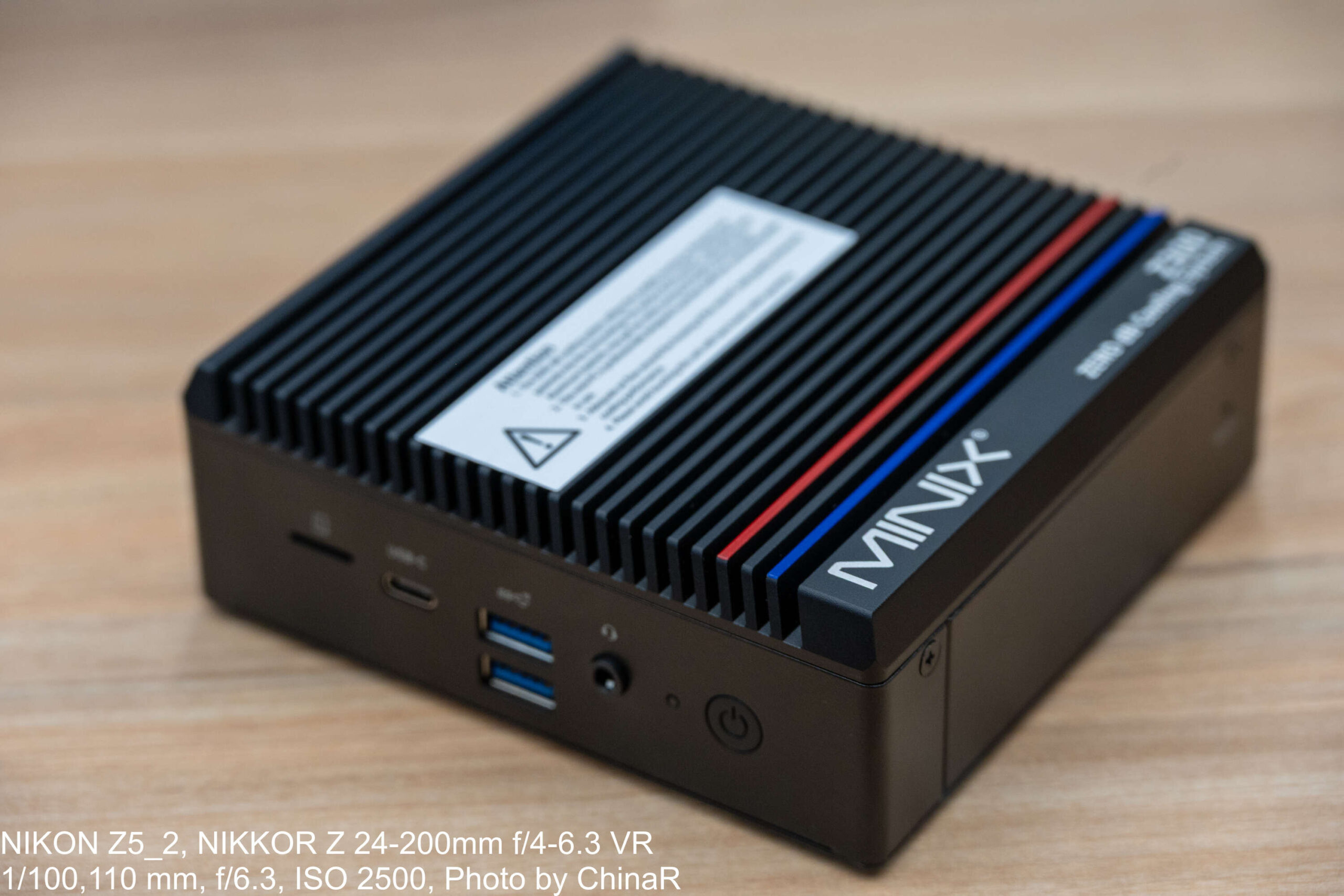 MINIX Z300-0dBの前面。microSDカードスロット、USB-C、USB-A、3.5mmオーディオ