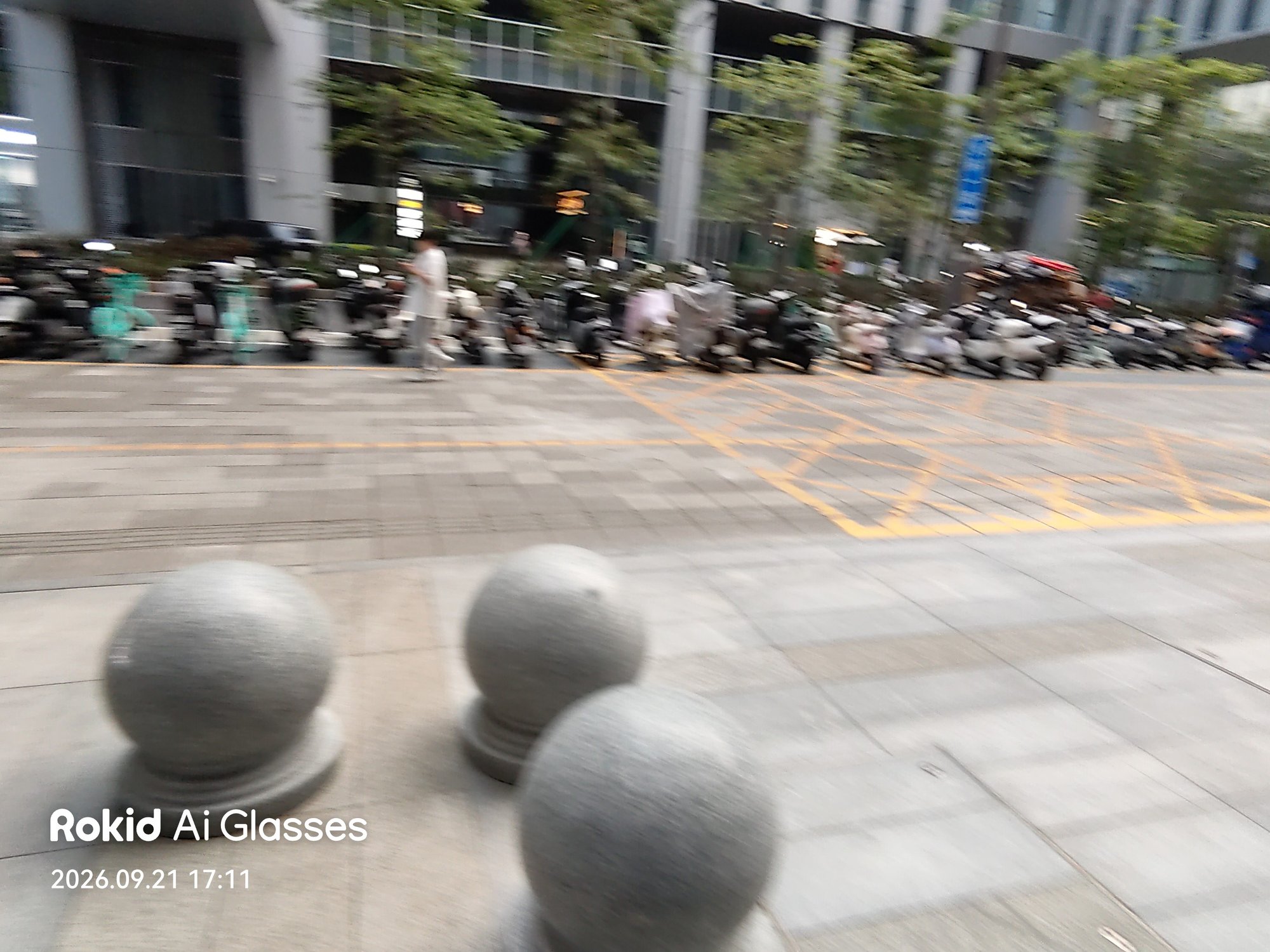 歩きながら撮影して大きくブレた写真