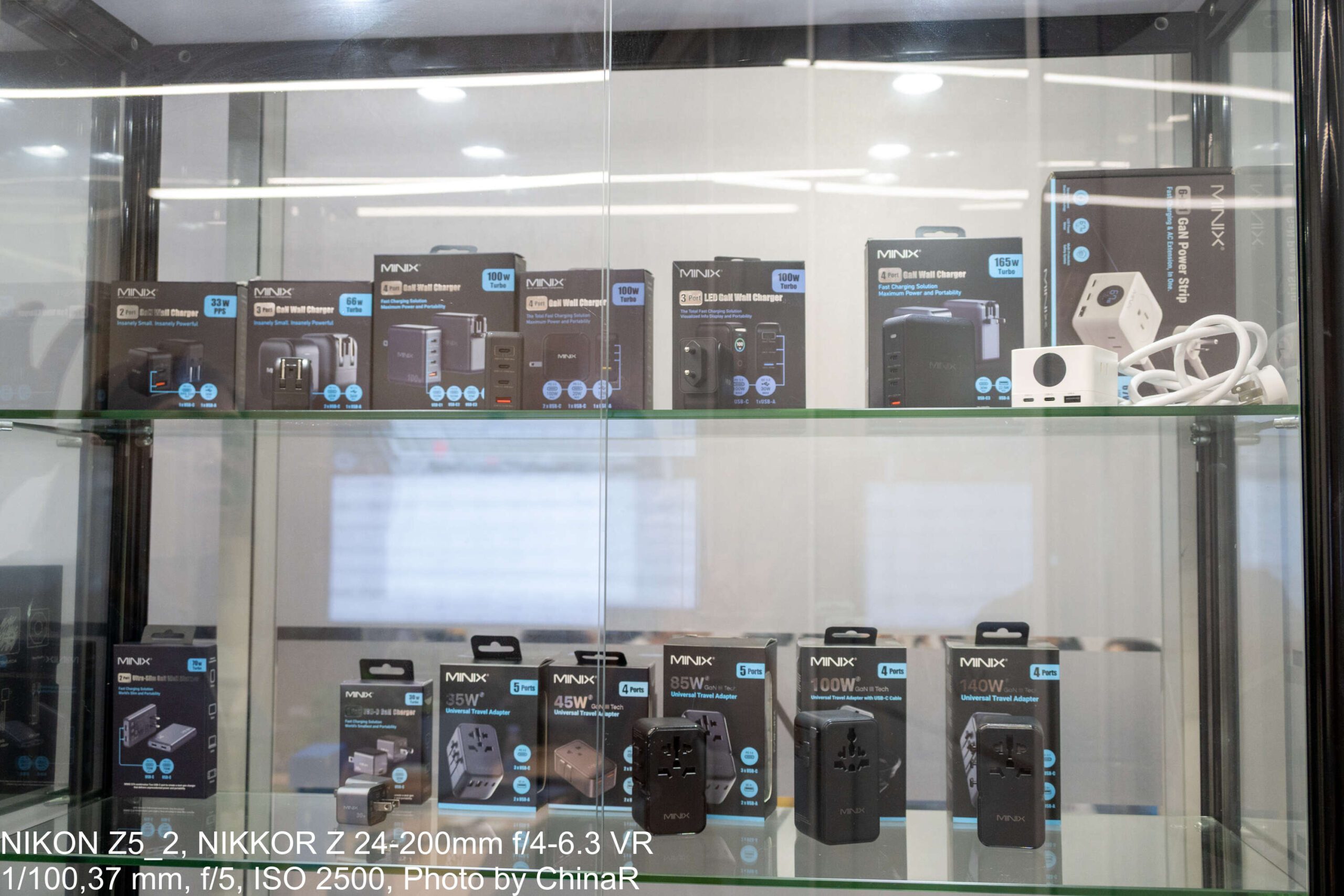 ショーケースに並ぶMINIXのGaN充電器とトラベルアダプタ
