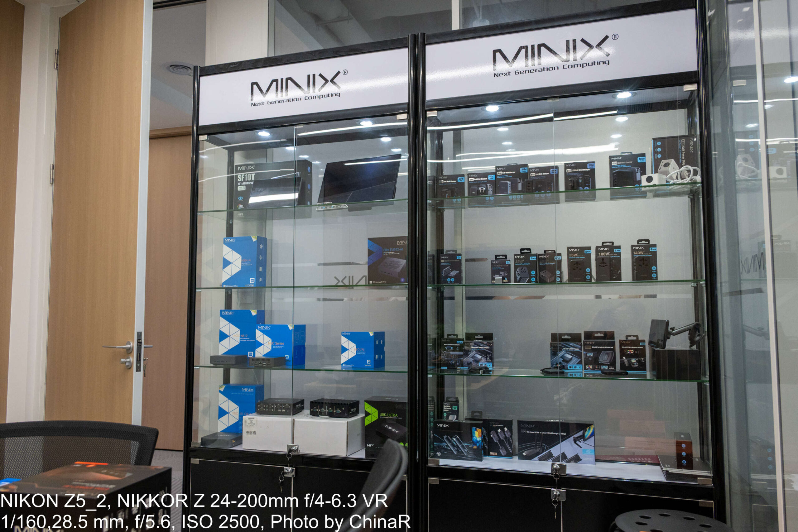 MINIXのショーケース全景。ミニPC、ポータブルモニター、充電器、CarPlayアダプタ