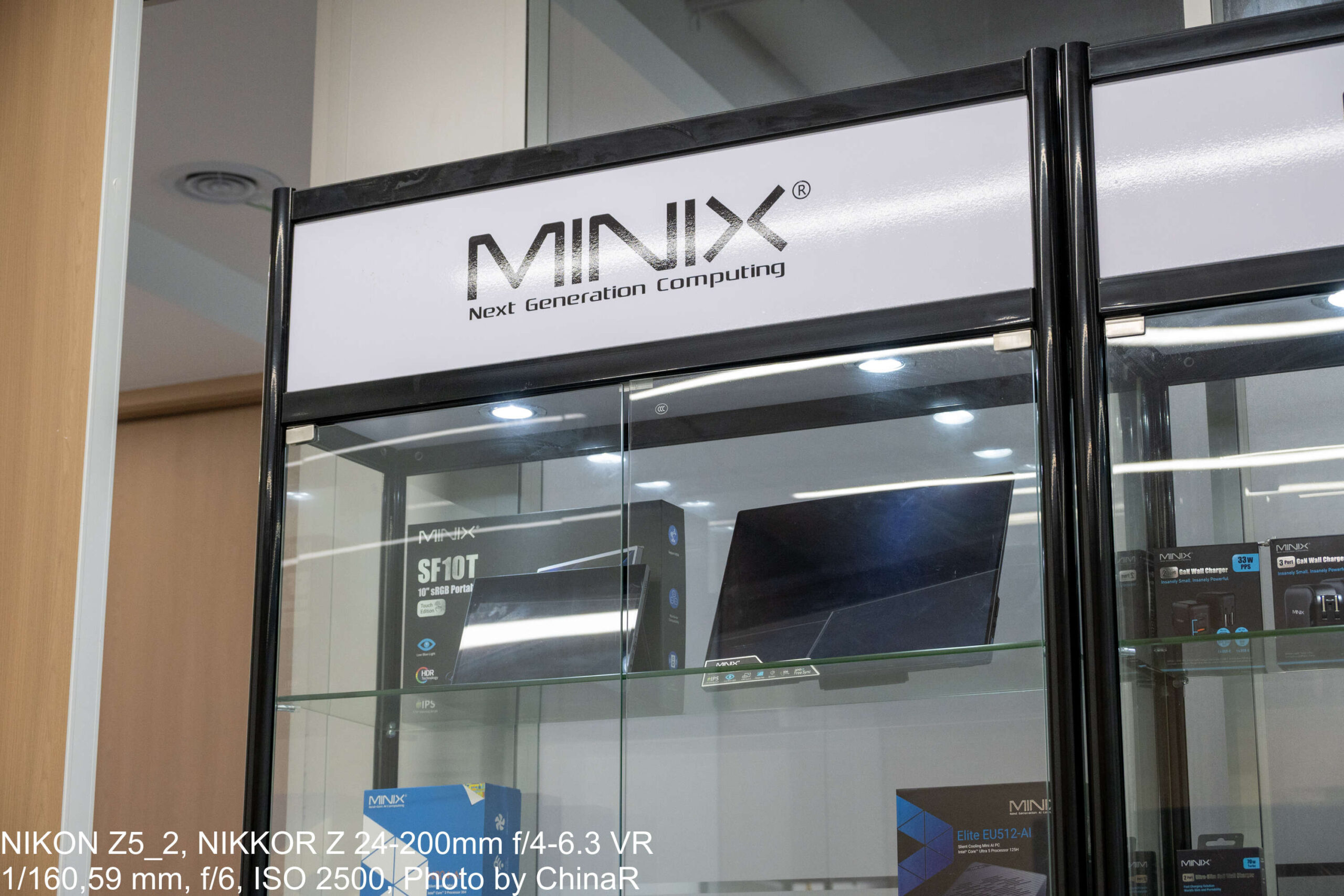ショーケース上部のMINIXロゴと、EU512-AIなどの化粧箱