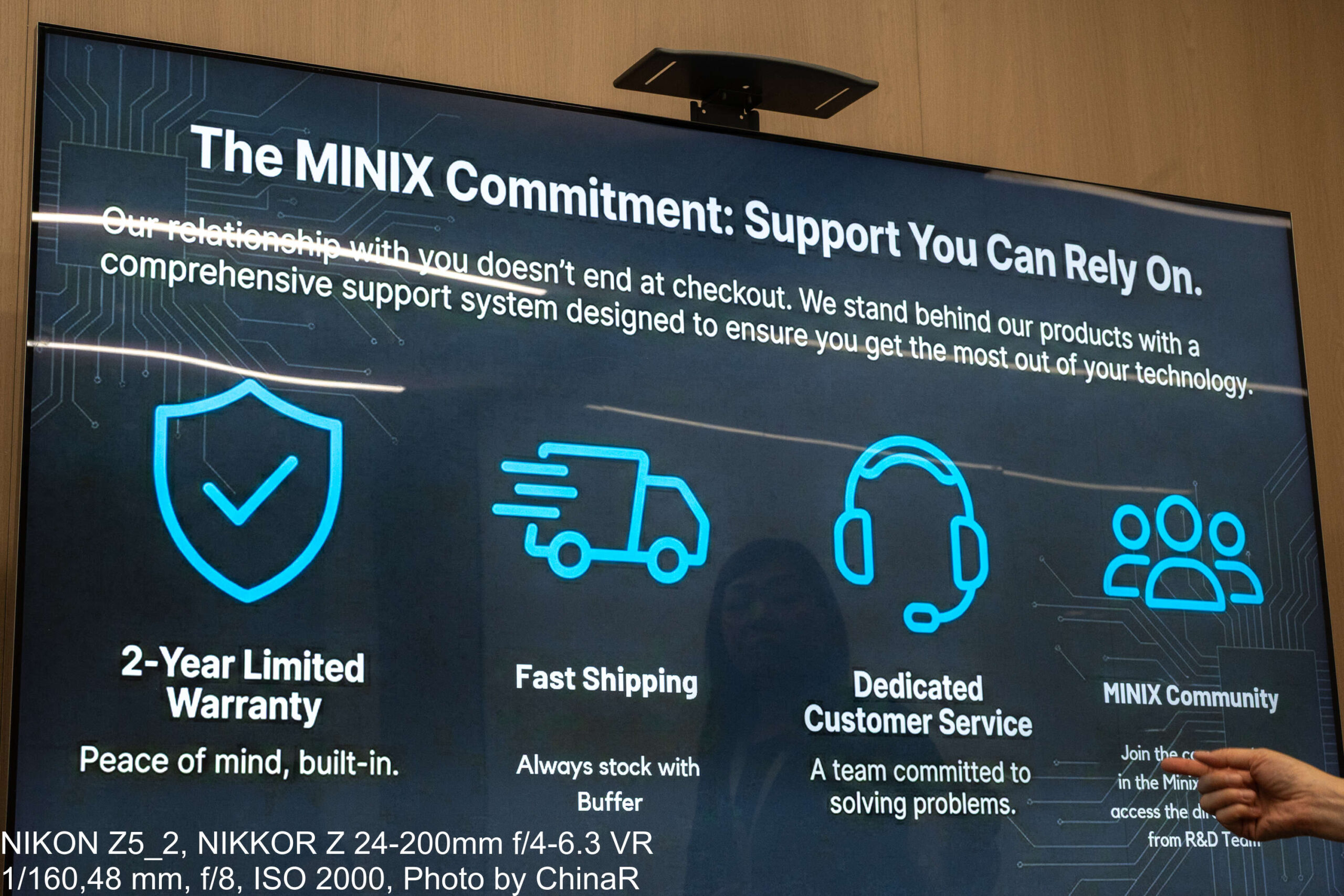 MINIXのサポート体制のスライド。2年保証と専任カスタマーサービス