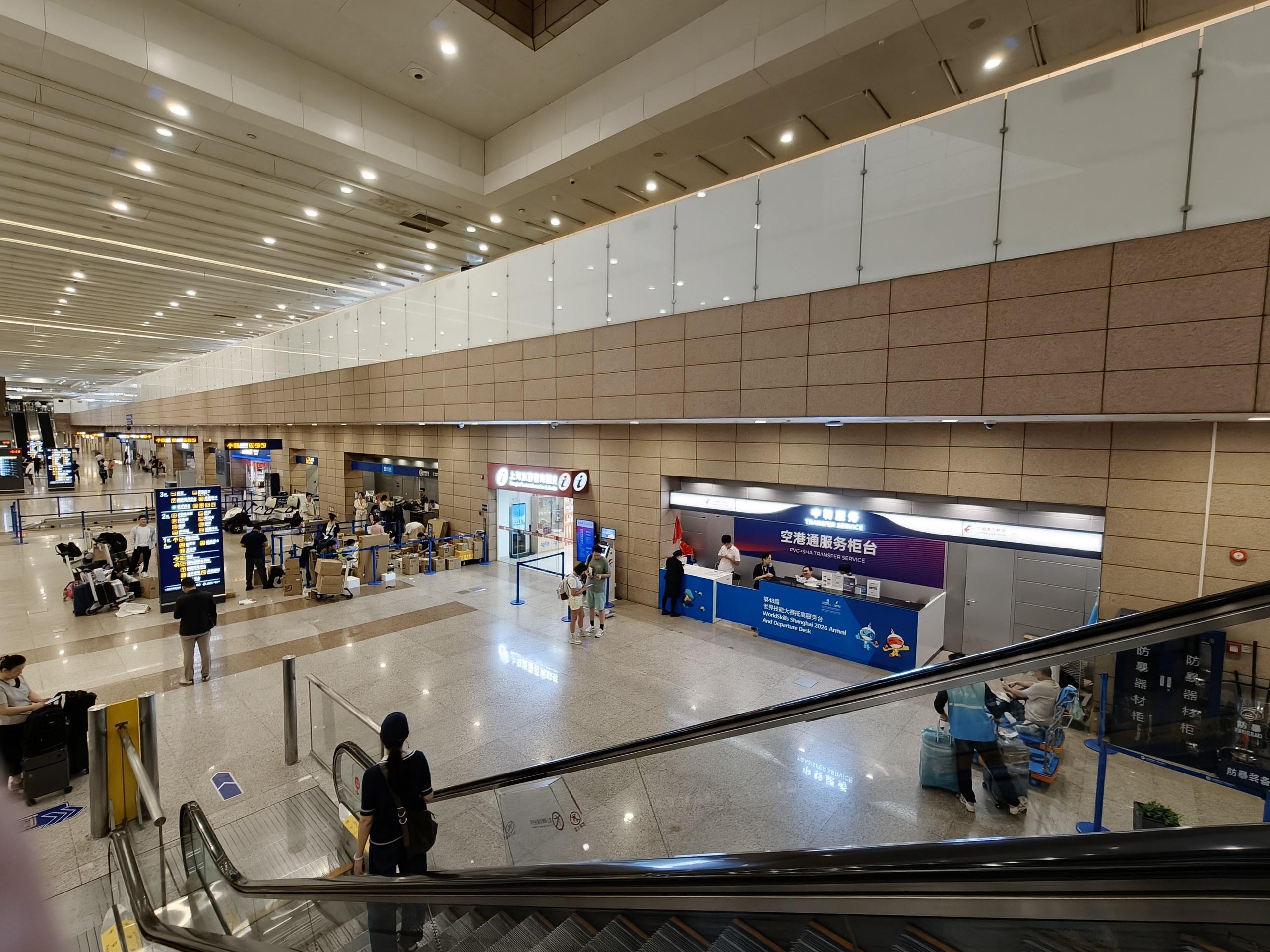上海浦東空港の到着フロアと乗り継ぎカウンター
