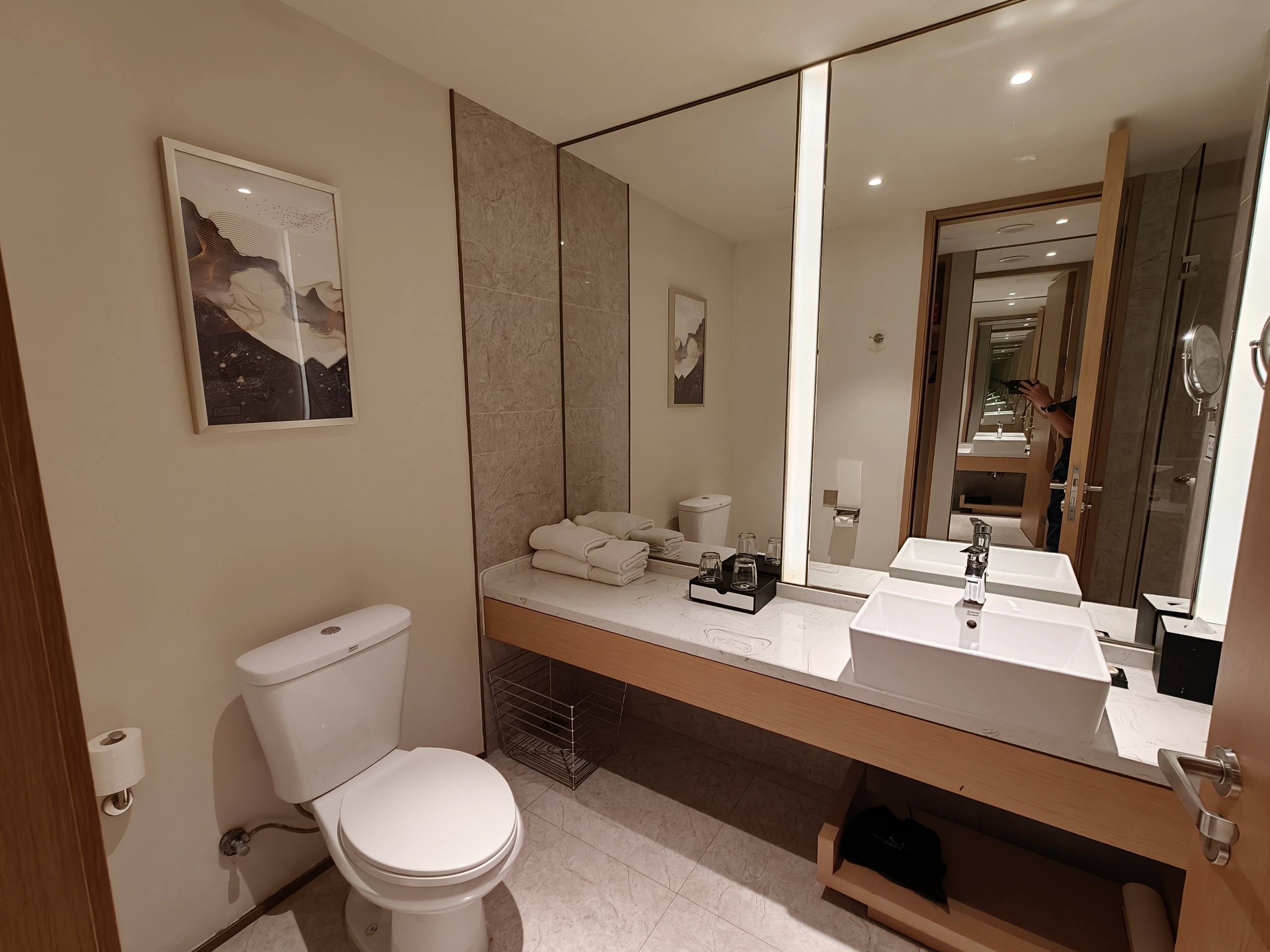 QUBE Hotel Shanghai Sanjiagangの洗面台とトイレ
