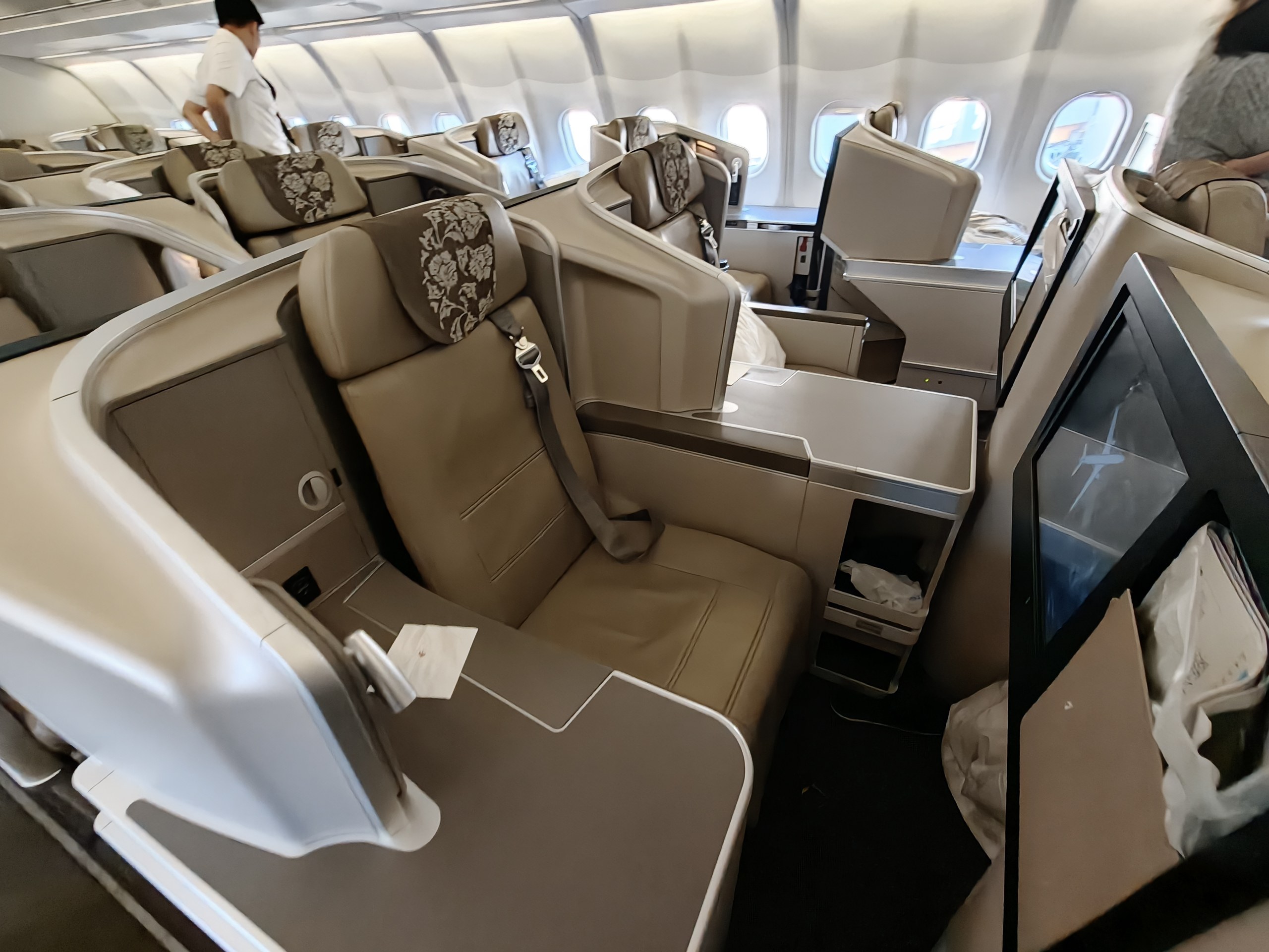 MU521 A330のビジネスクラスキャビン