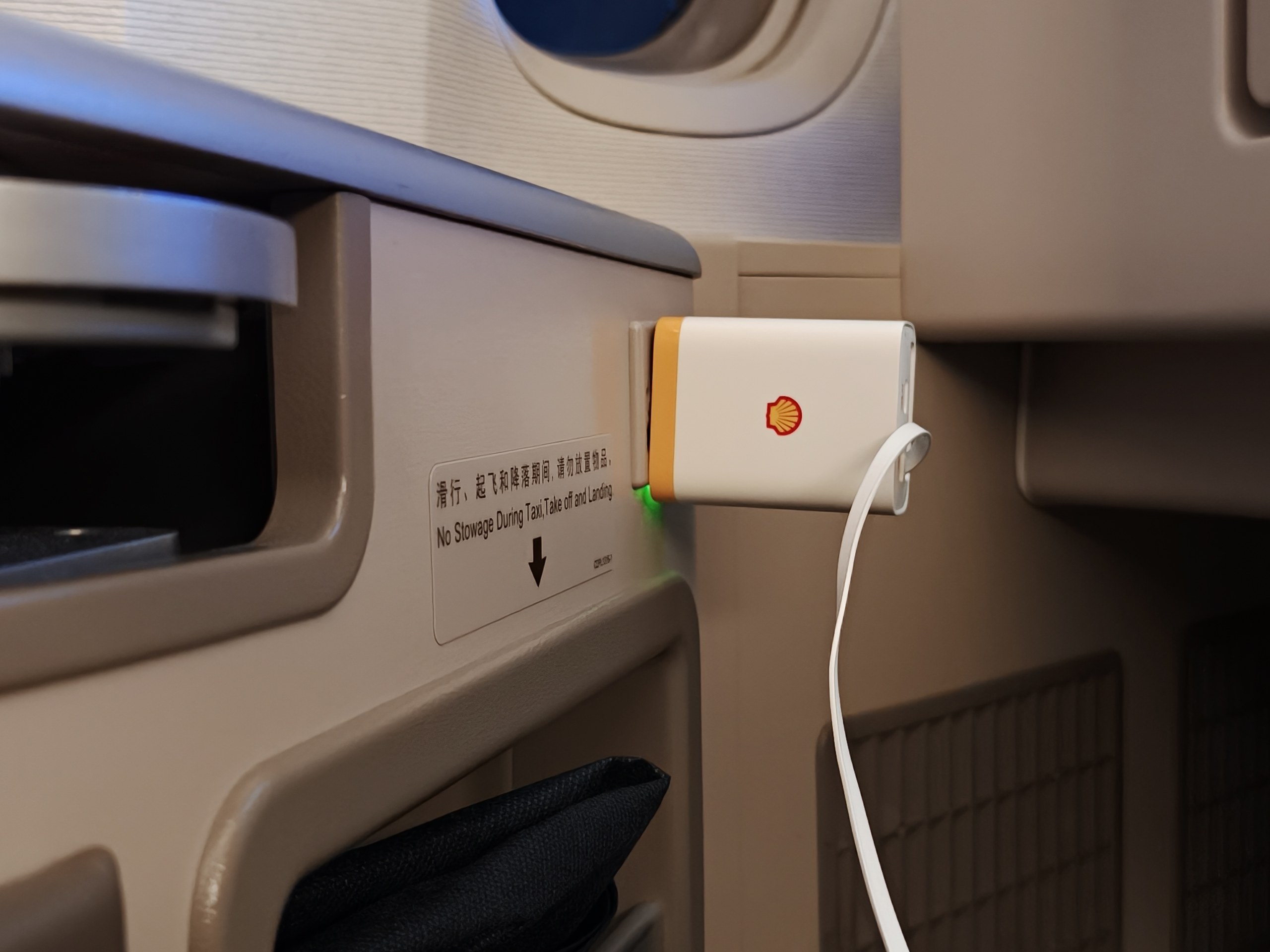 MU522の座席電源に挿したケーブル巻き取りタイプの充電器
