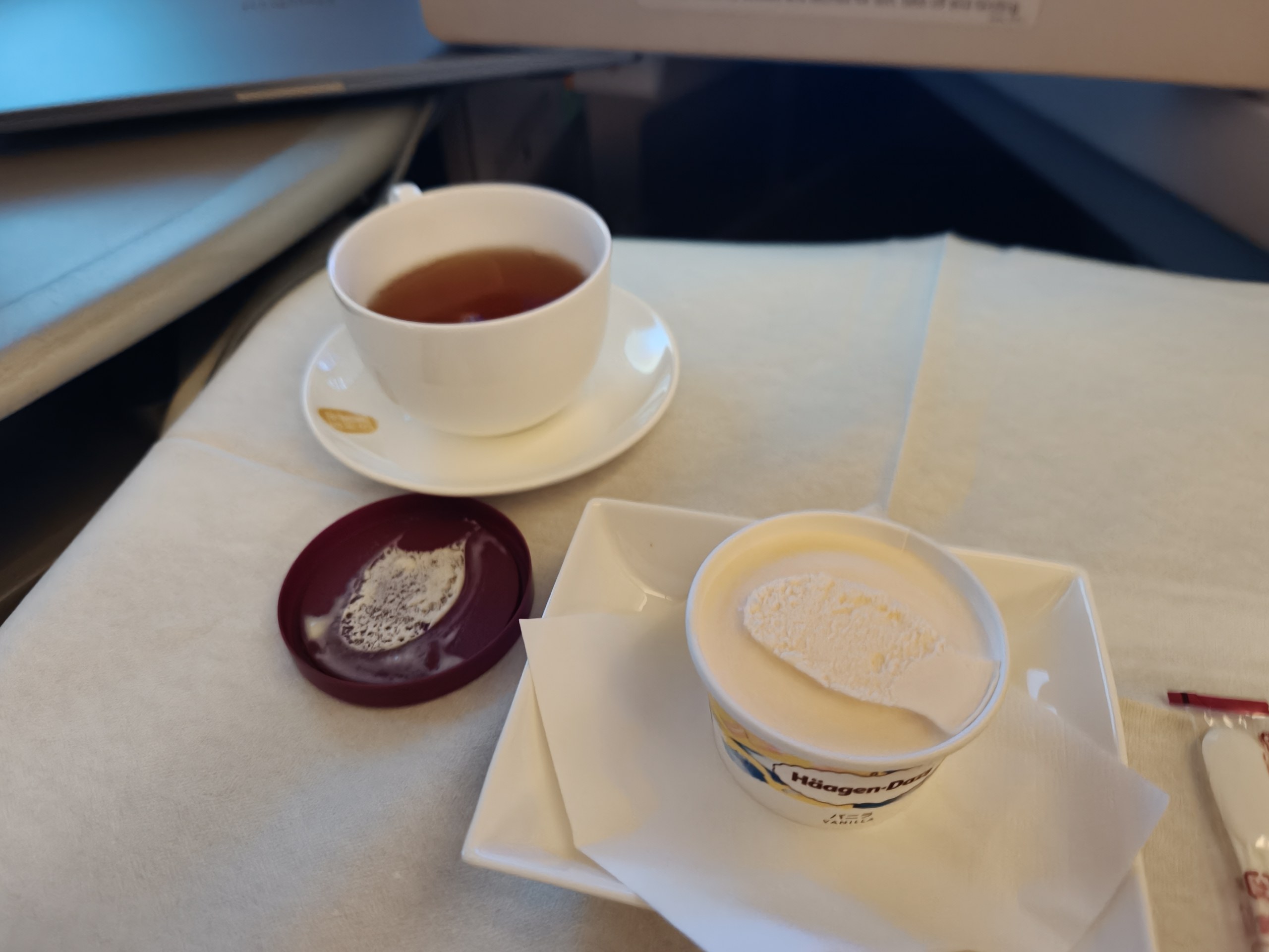 MU522ビジネスクラスのデザートのハーゲンダッツと紅茶