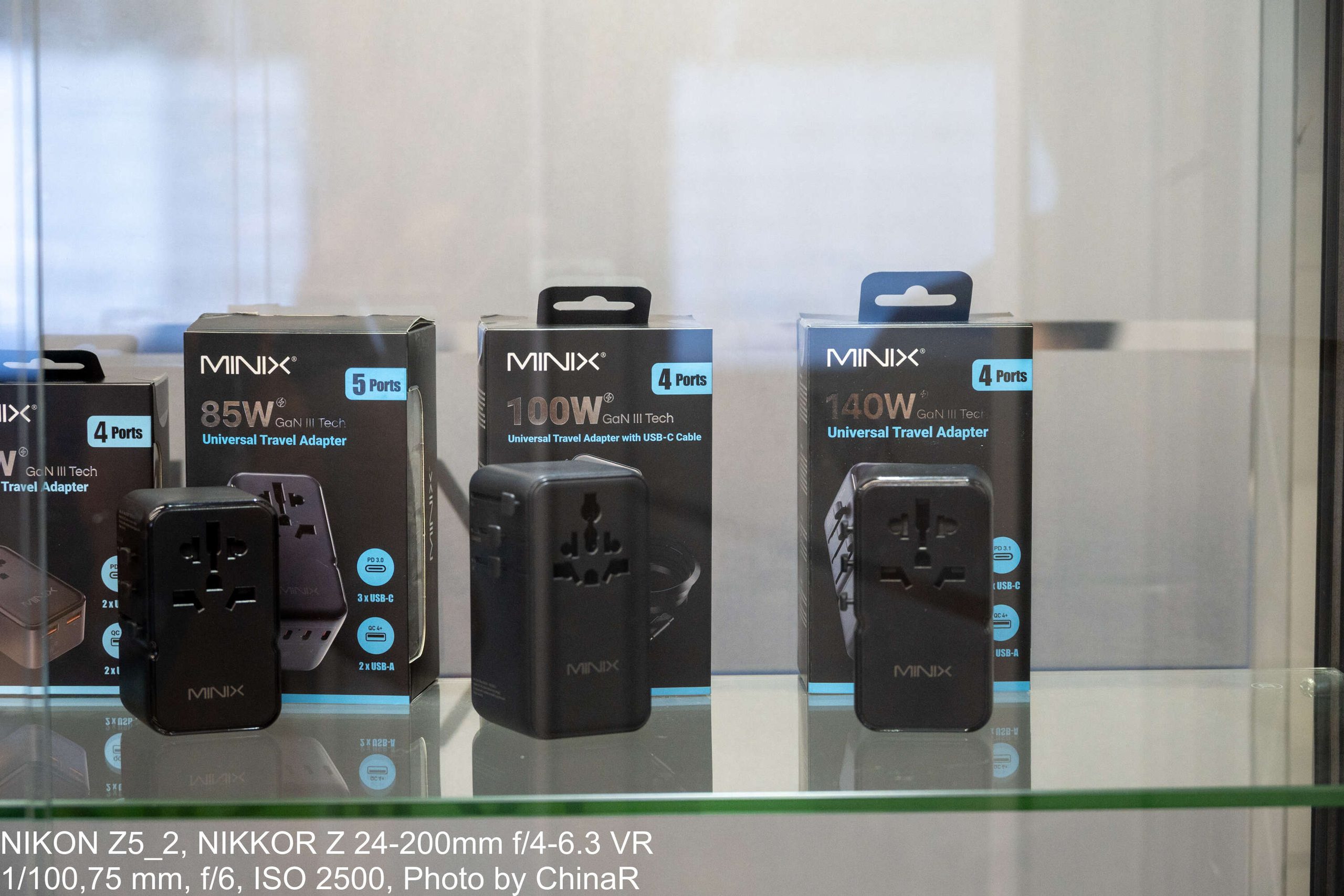 MINIXのユニバーサルトラベルアダプタ。85W、100W、140Wモデル