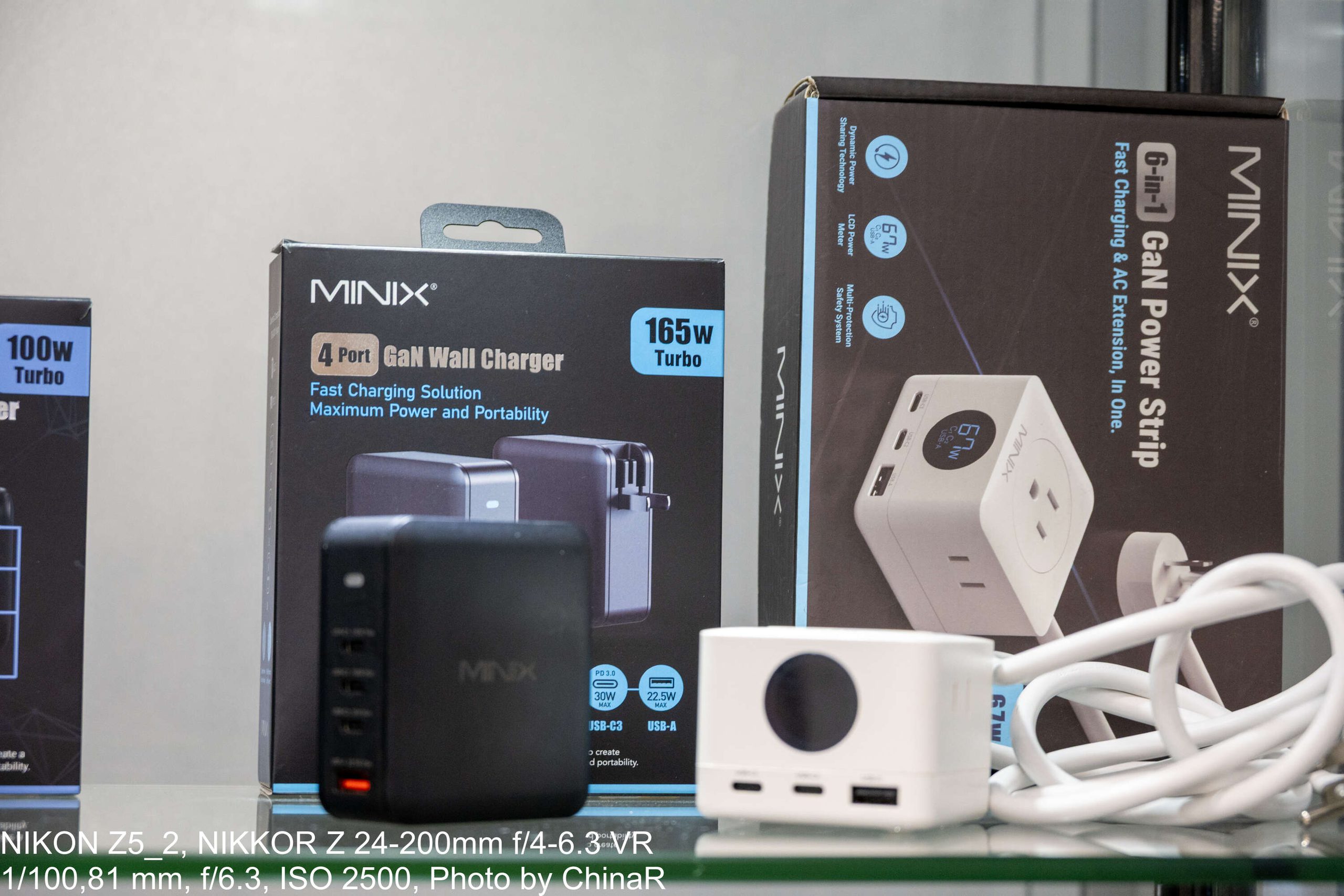 MINIXの165W GaN充電器と、LCD付きの6-in-1 GaNパワーストリップ