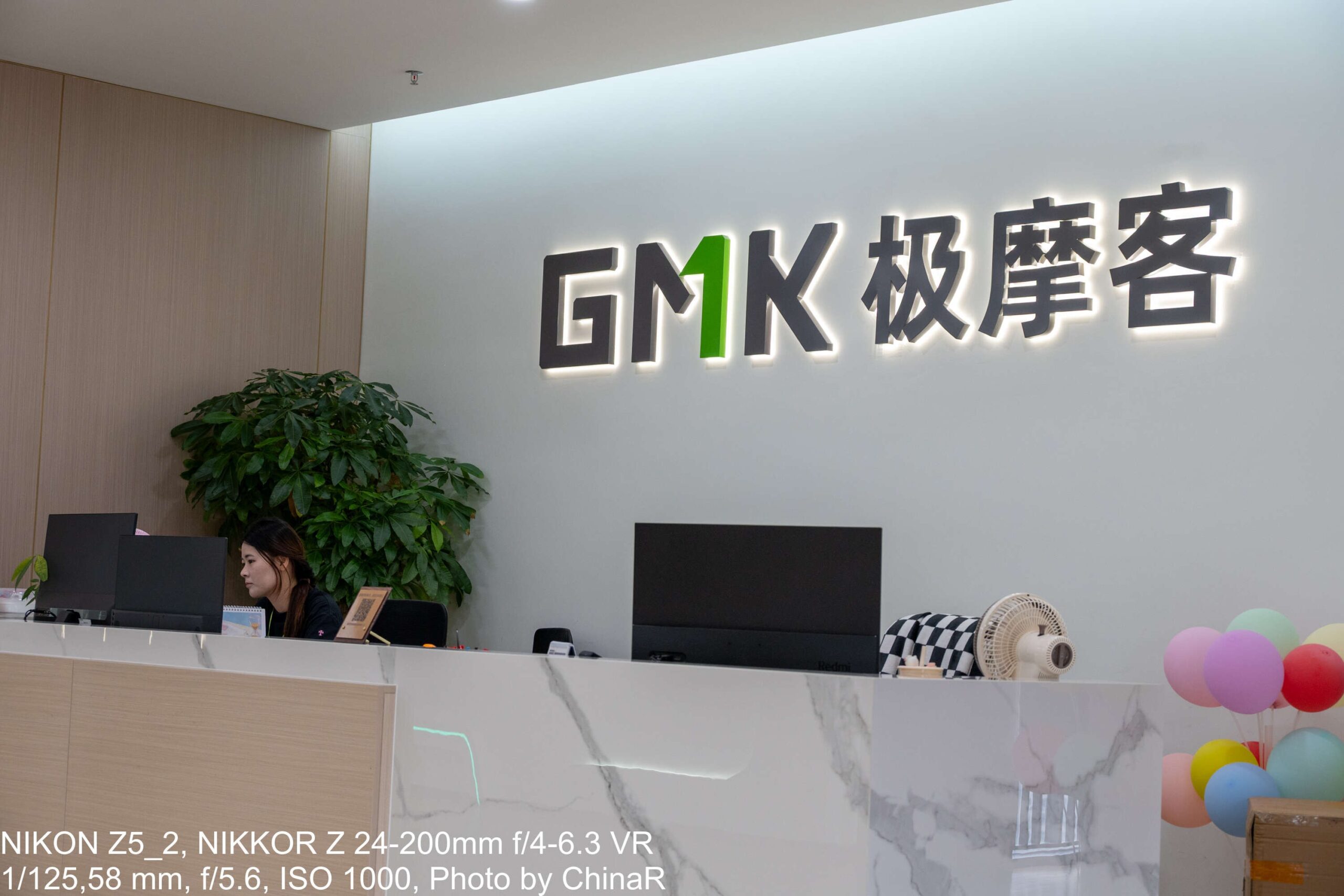 深圳市龍華区にあるGMKtec（極摩客）オフィスの受付とロゴ