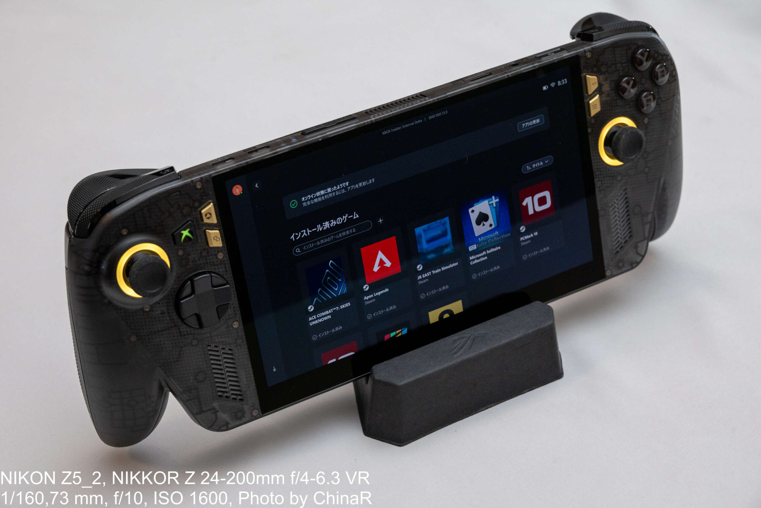 付属スタンドに立てたROG XBOX Ally X20とXboxアプリのゲーム一覧