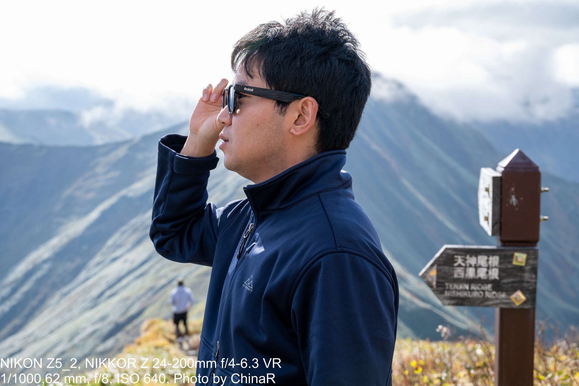Rokid Ai Glasses Styleをかけた横顔。テンプルにRokidのロゴ