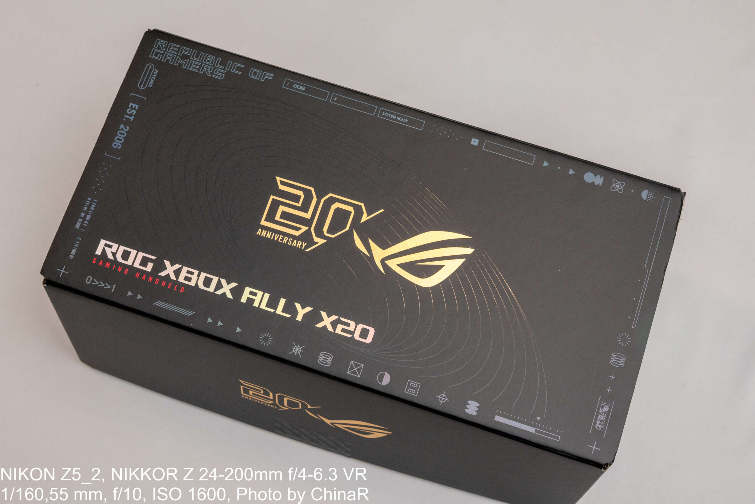 ROG XBOX Ally X20の化粧箱。ゴールドの20周年ロゴ