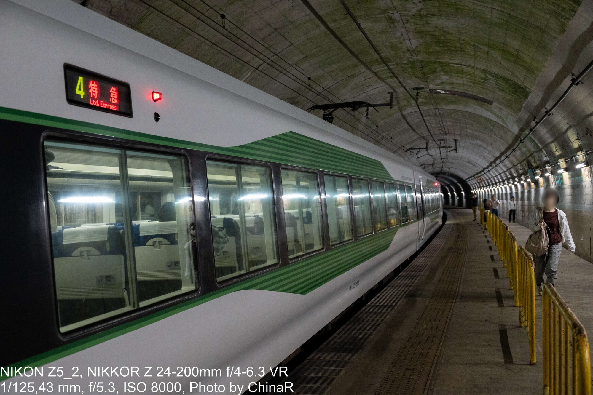 土合駅の地下ホームに停車した特急車両